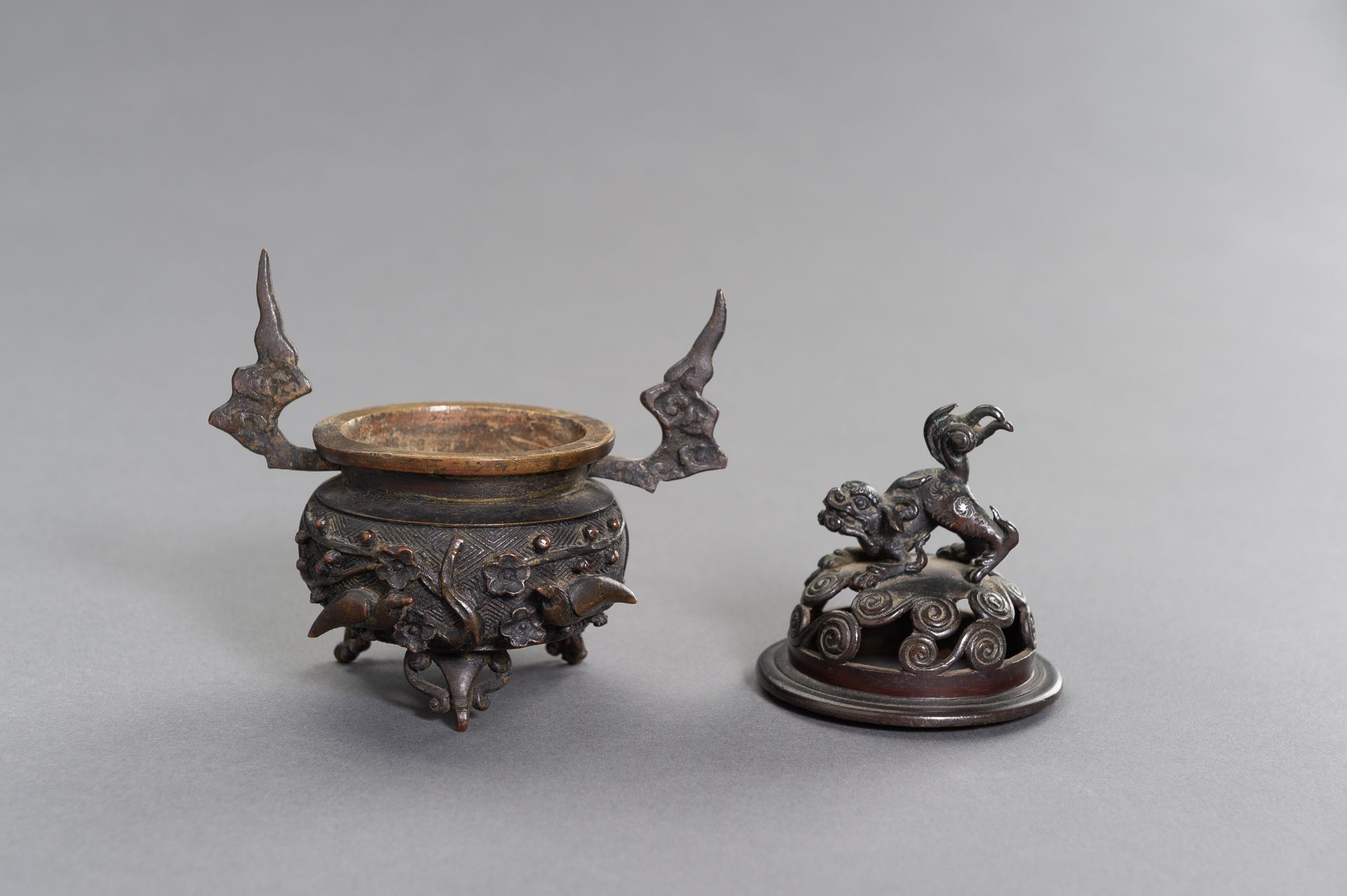 A CHINESE MINATURE BRONZE TRIPOD CENSER - Image 8 of 10