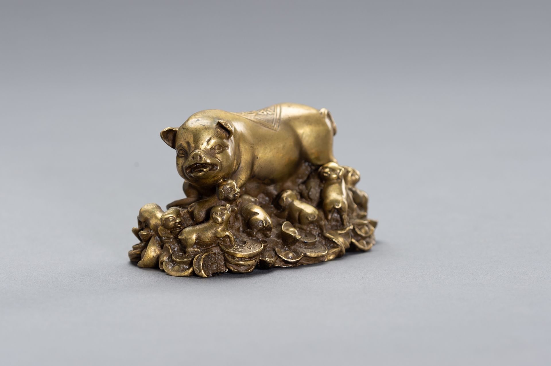 A BRONZE LUCKY CHARM OF A SOW WITH HER YOUNG - Image 4 of 10