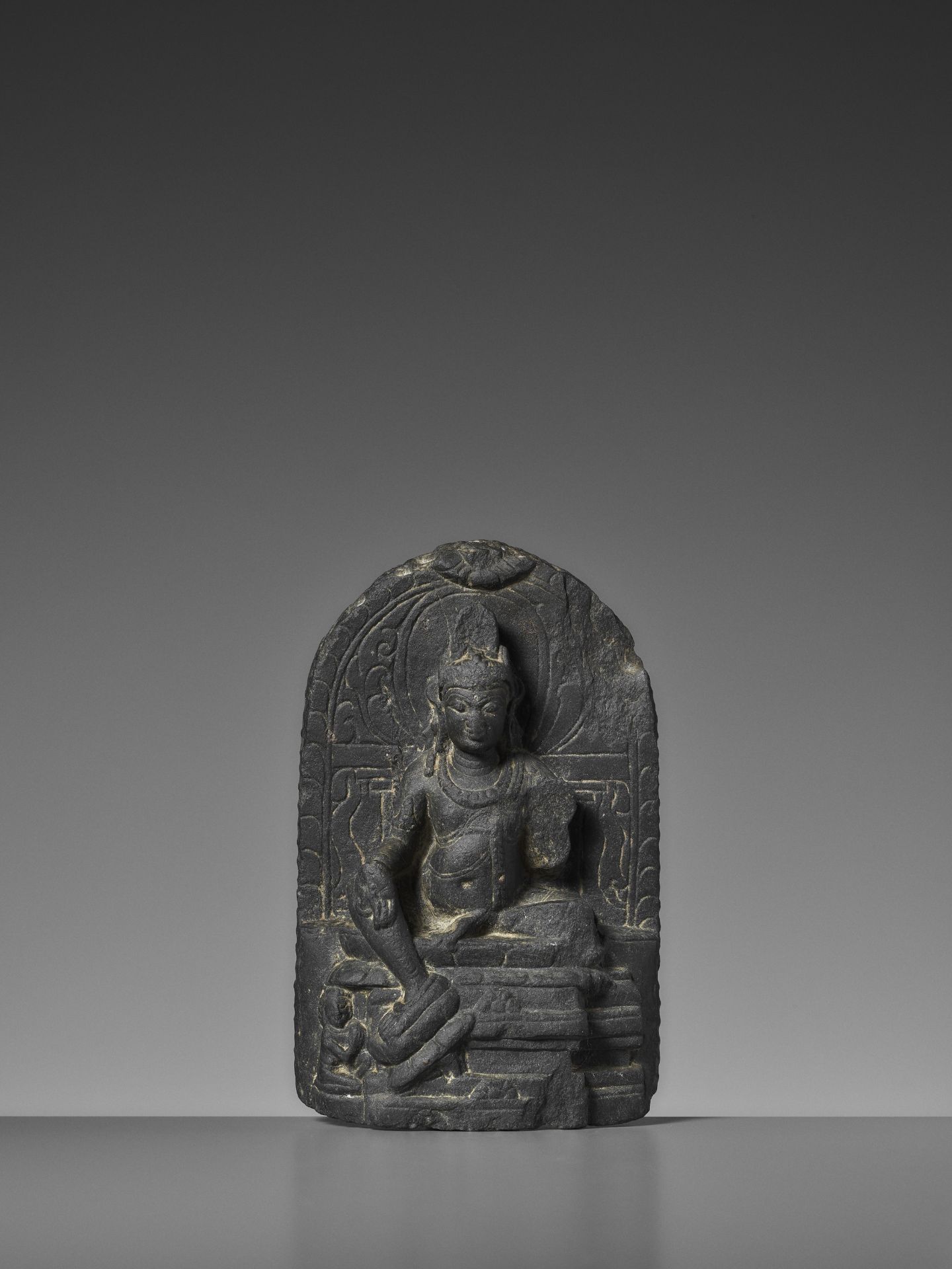 A SCHIST STELE OF BODHISATTVA AVALOKITESHVARA, PALA PERIOD - Image 2 of 9