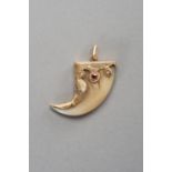 A GOLD AND GEMSTONE SET TIGER CLAW PENDANT