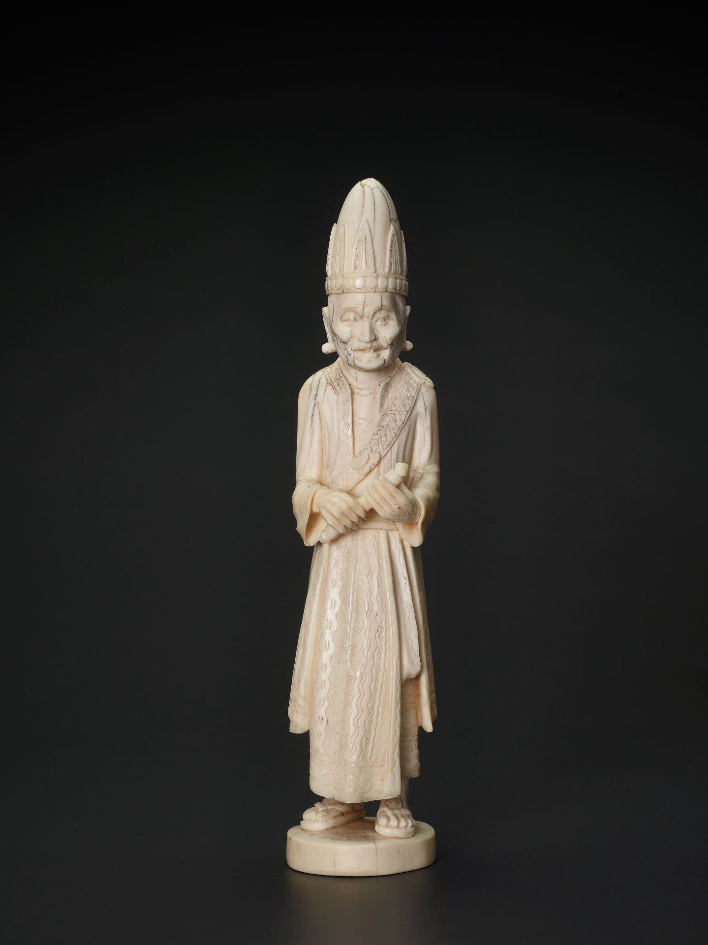 A 19TH CENTURY INDO-PERSIAN IVORY SCULPTURE OF A PRIEST - Image 5 of 6