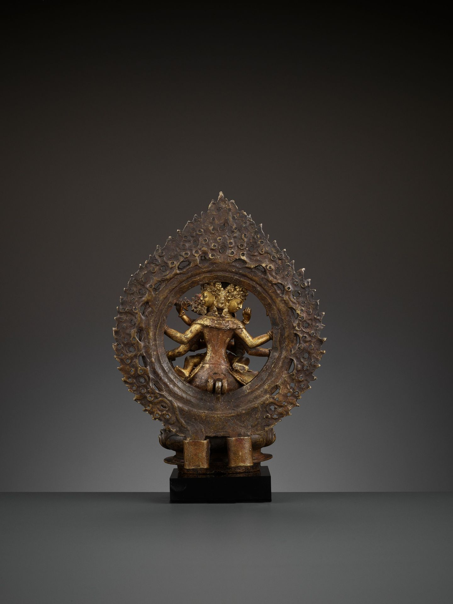 A GILT-BRONZE FIGURE OF GUHYASAMAJA IN A GILT-BRONZE SHRINE - Image 11 of 12