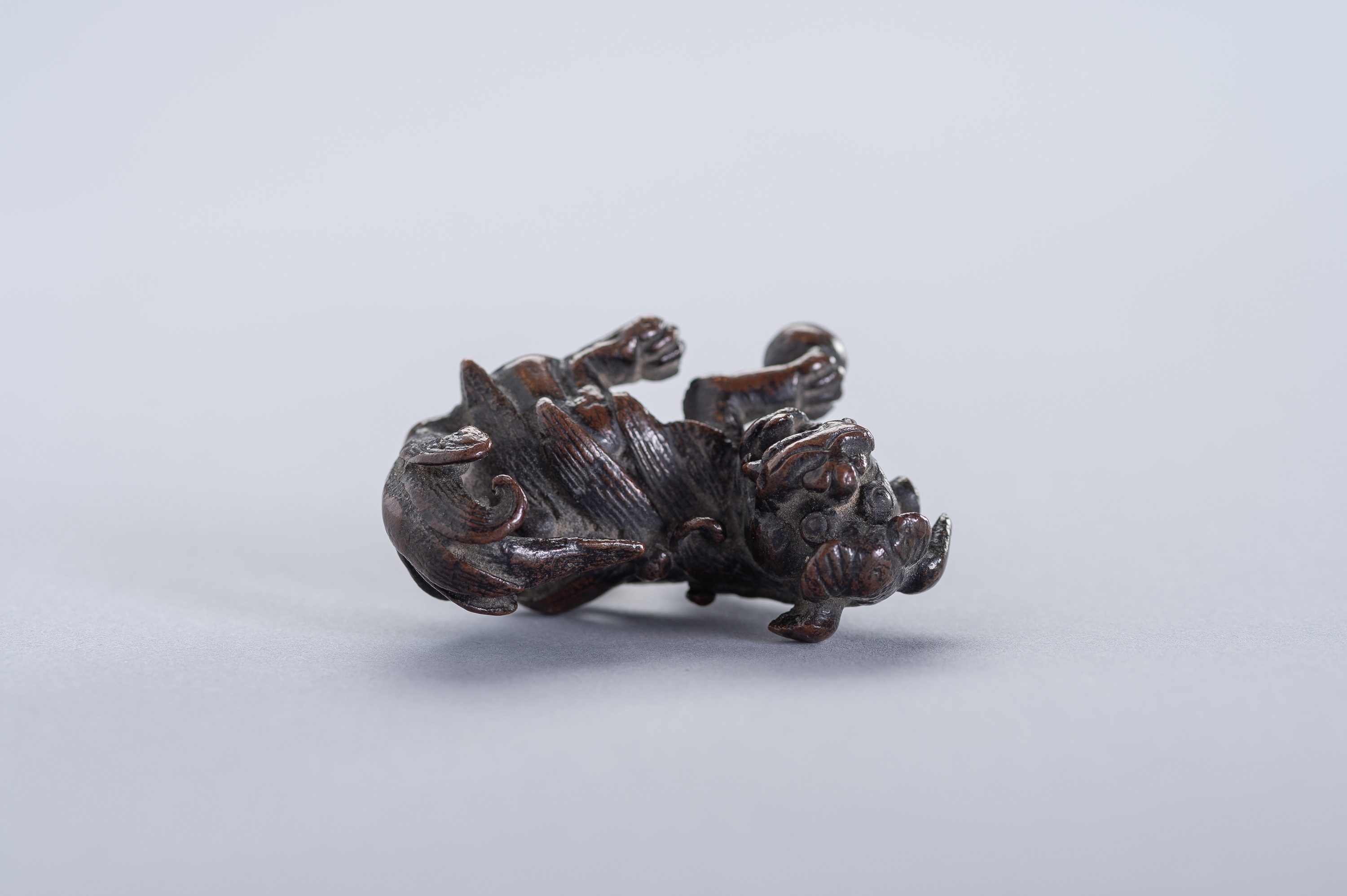 A MINIATURE BRONZE FIGURE OF A BUDDHIST LION - Image 9 of 10