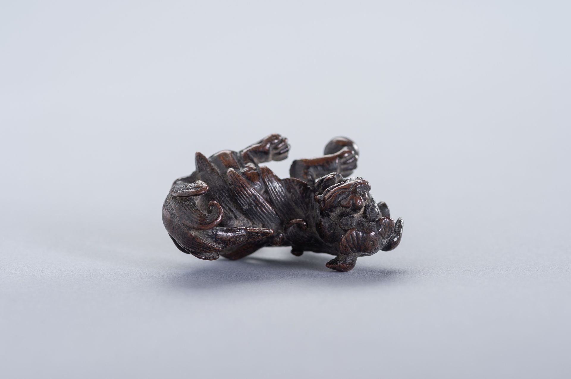 A MINIATURE BRONZE FIGURE OF A BUDDHIST LION - Image 9 of 10