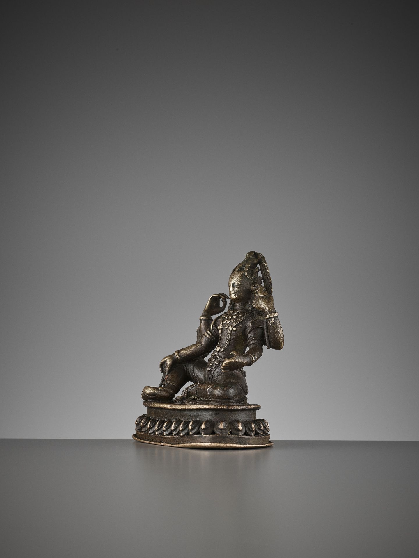 A SMALL BRONZE OF THE FOUR-ARMED AVALOKITESVARA, 15TH-16TH CENTURY - Image 4 of 11