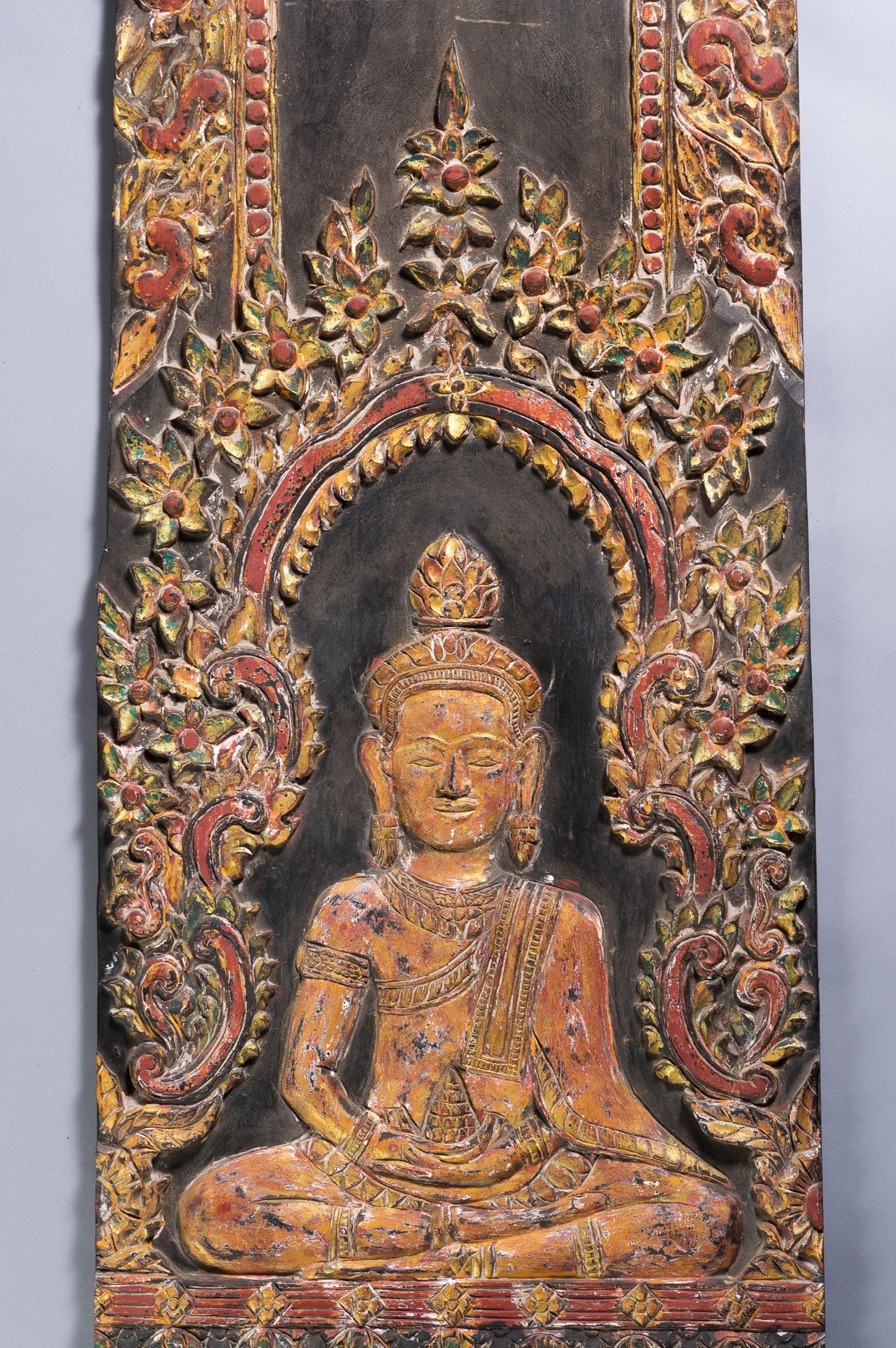 A LARGE CARVED WOOD PANEL DEPICTING BUDDHA - Image 3 of 6