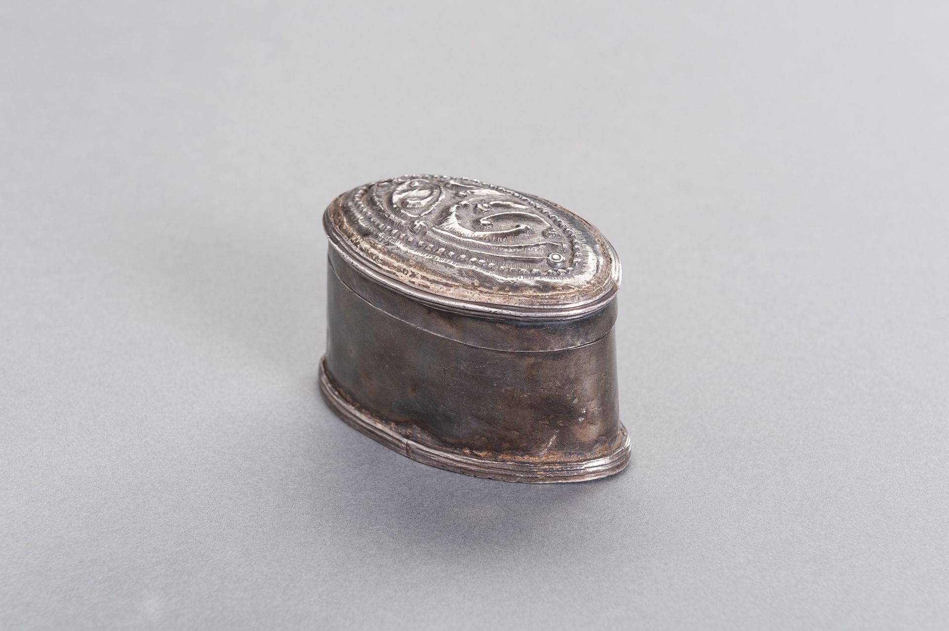 AN OVAL-SHAPED SILVER MEDICINE BOX - Image 3 of 7