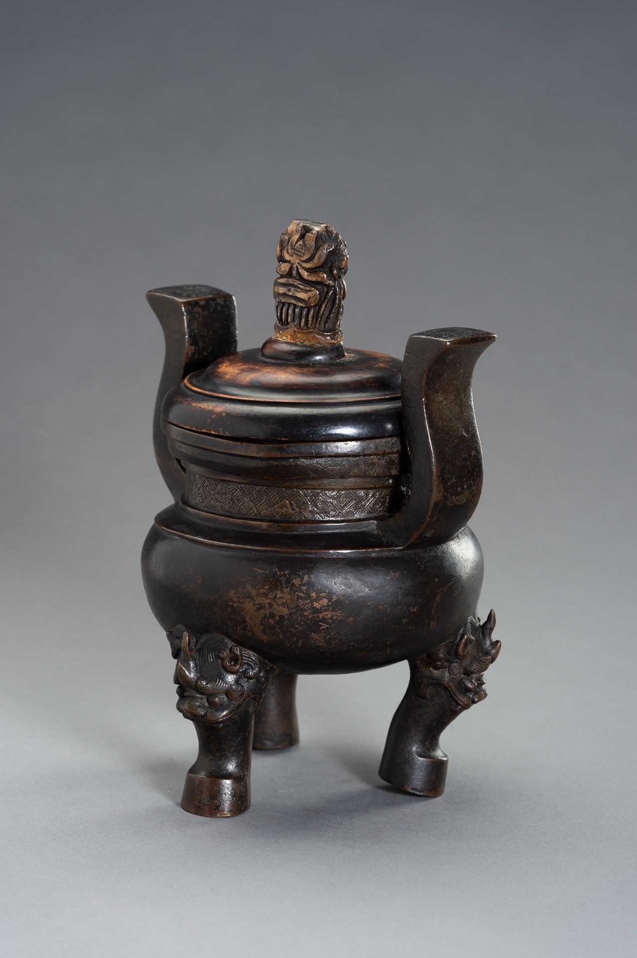 A HEAVILY CAST BRONZE TRIPOD CENSER - Image 5 of 8