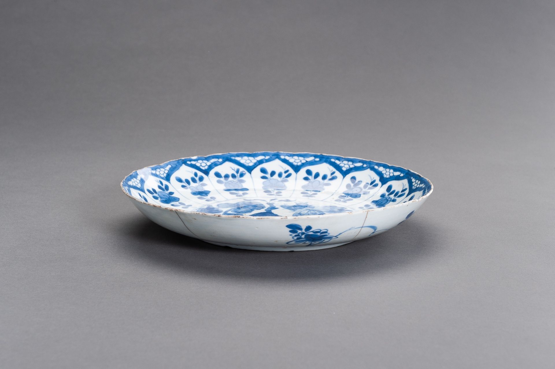 A BLUE AND WHITE PORCELAIN 'FLORAL' DISH, KANGXI - Image 6 of 8