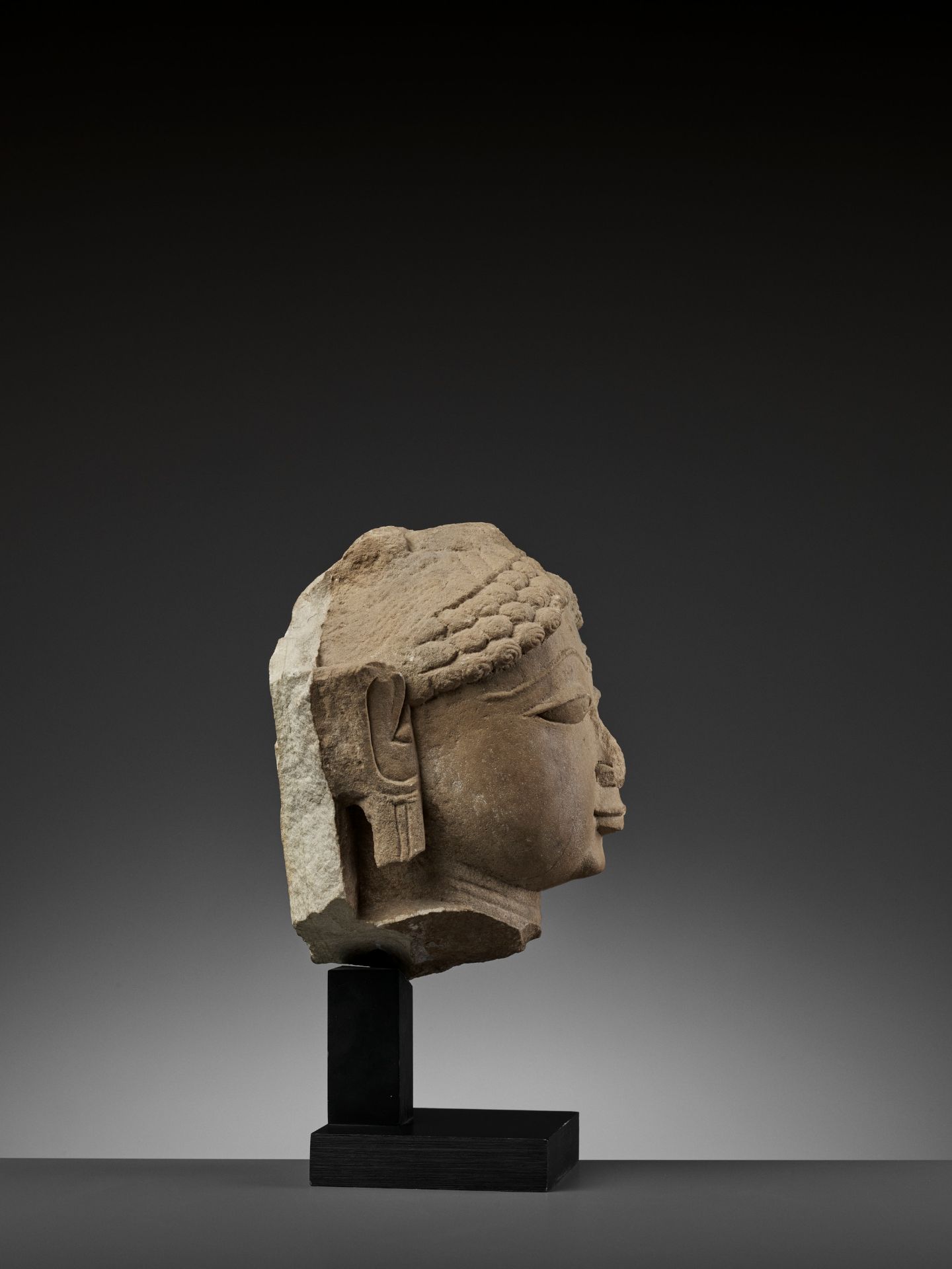 A JAIN SANDSTONE HEAD OF A JINA - Image 3 of 13