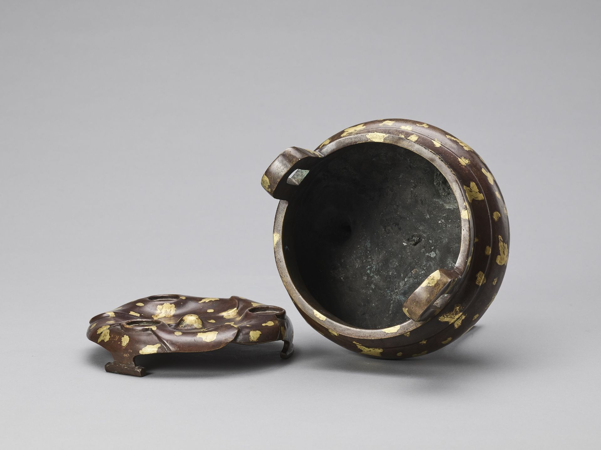 A GOLD-SPLASHED BRONZE TRIPOD CENSER WITH SIX-CHARACTER XUANDE MARK, QING - Image 7 of 8