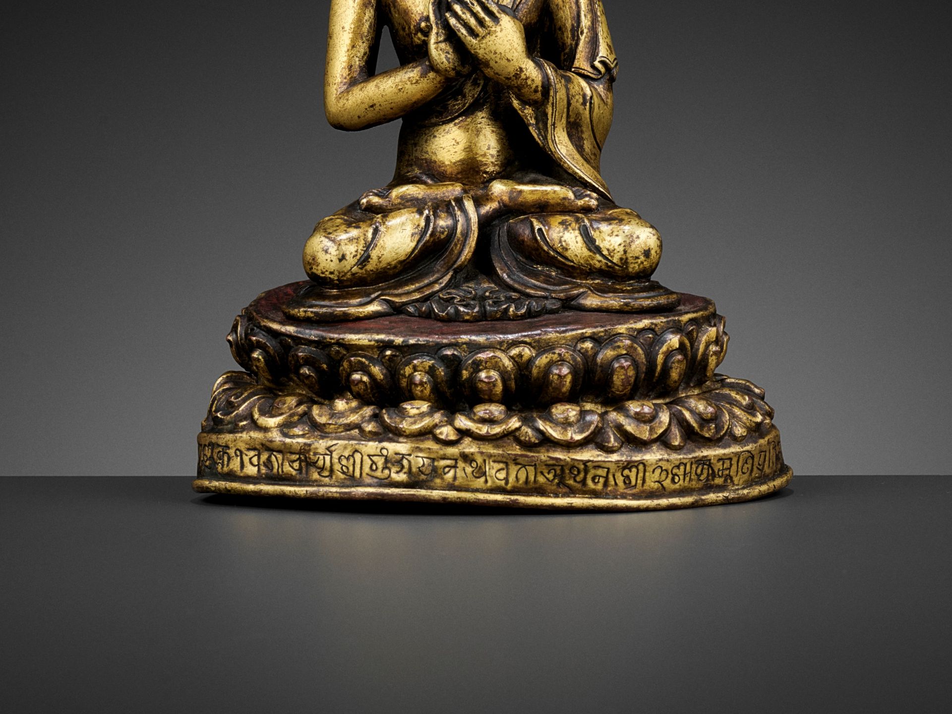 A GILT BRONZE FIGURE OF A CROWNED BUDDHA, DATED 1709 - Image 2 of 13