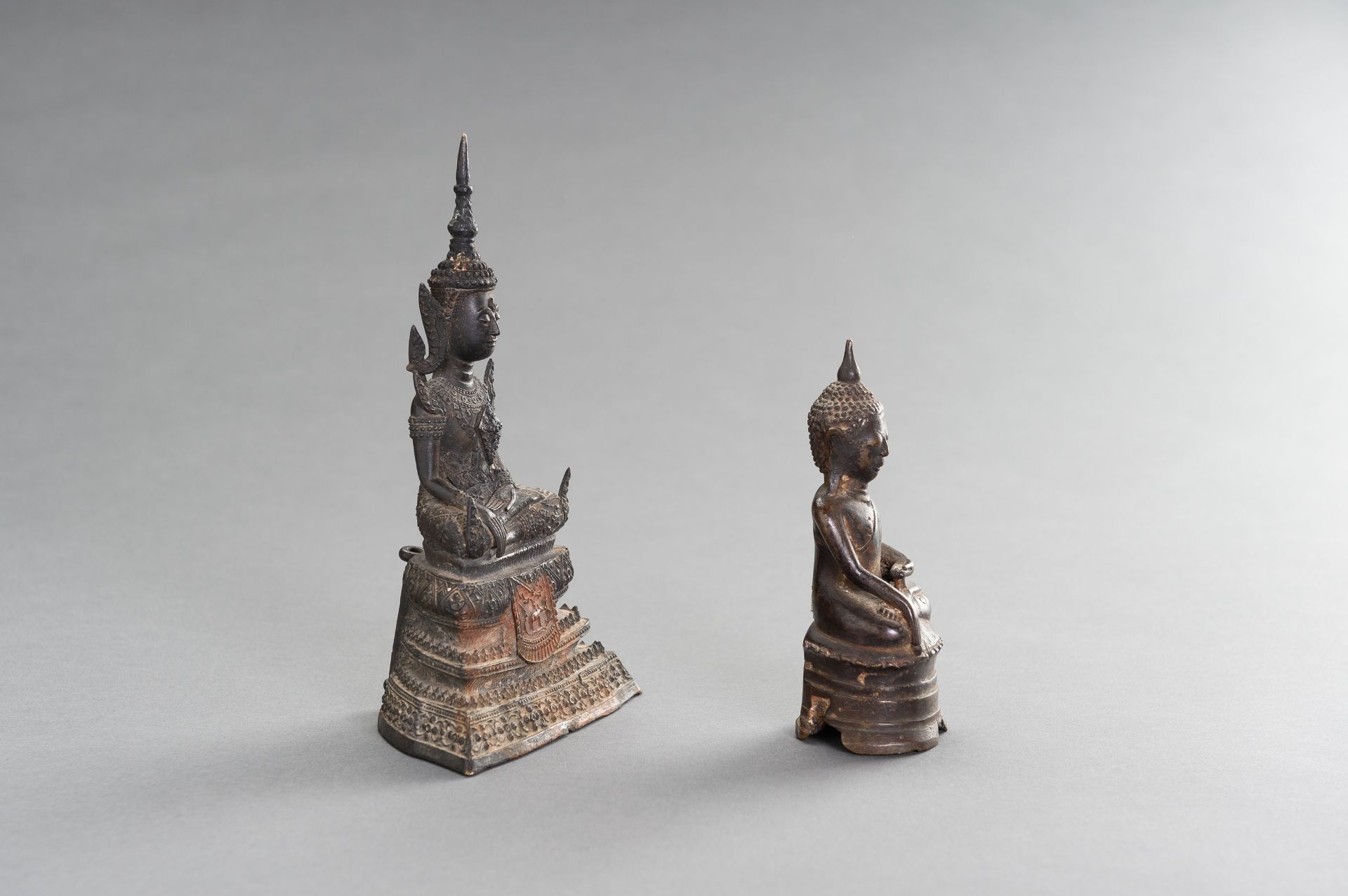 A LOT WITH TWO BRONZE BUDDHA FIGURES, 19TH CENTURY - Image 5 of 7