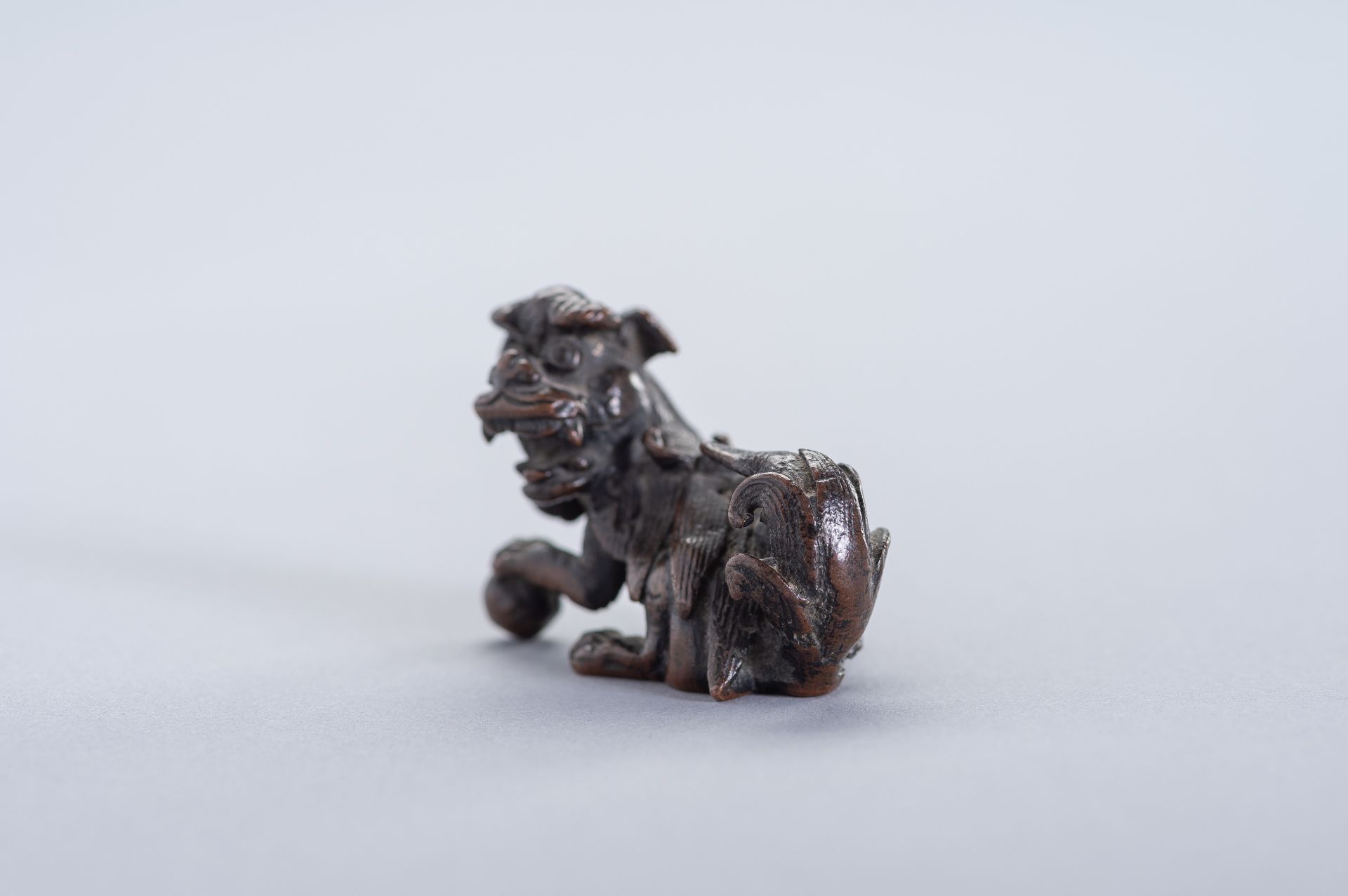 A MINIATURE BRONZE FIGURE OF A BUDDHIST LION - Image 6 of 10