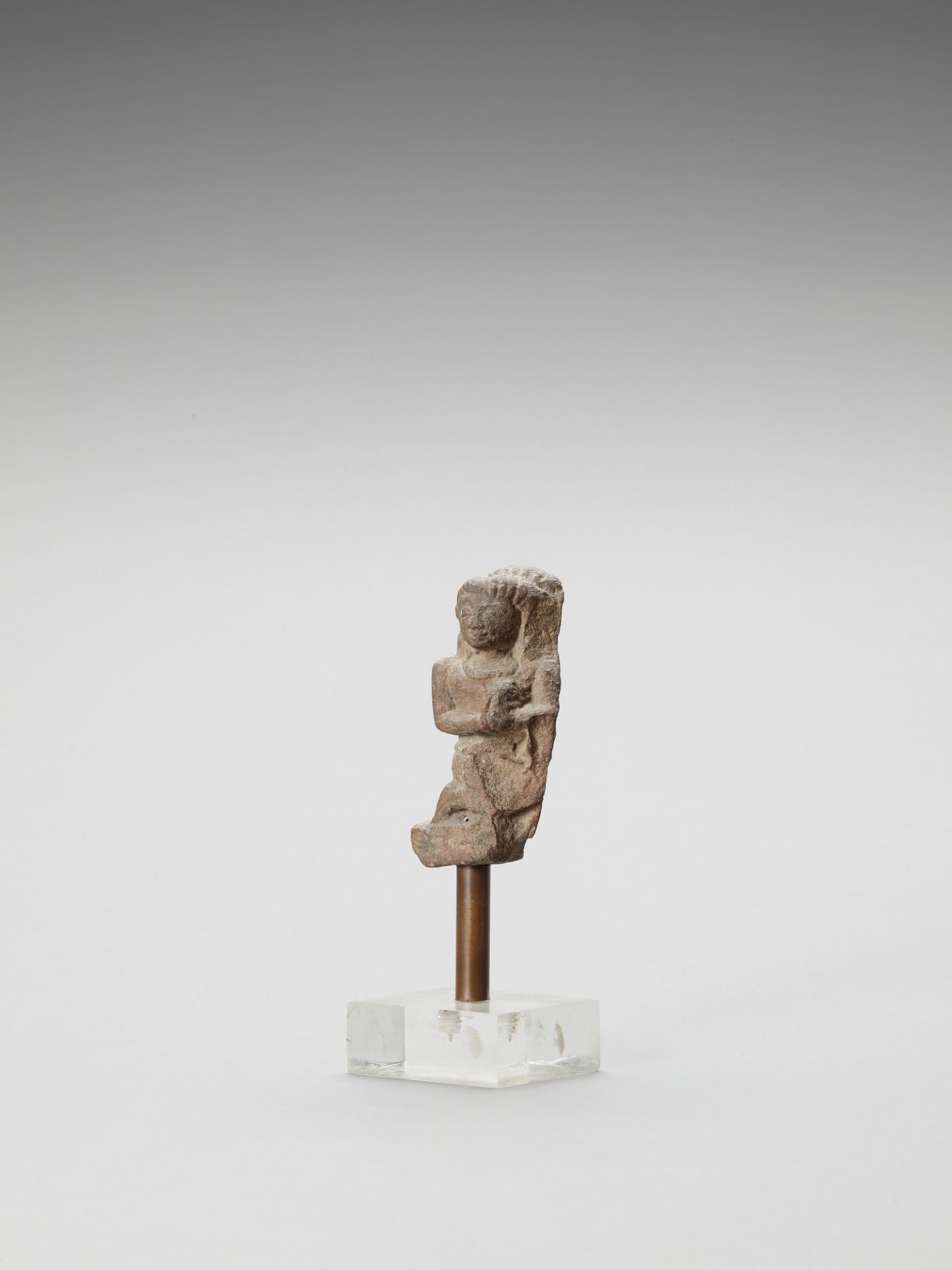 AN INDIAN RED SANDSTONE FRAGMENT DEPICTING A FEMALE WORSHIPPER - Image 2 of 5