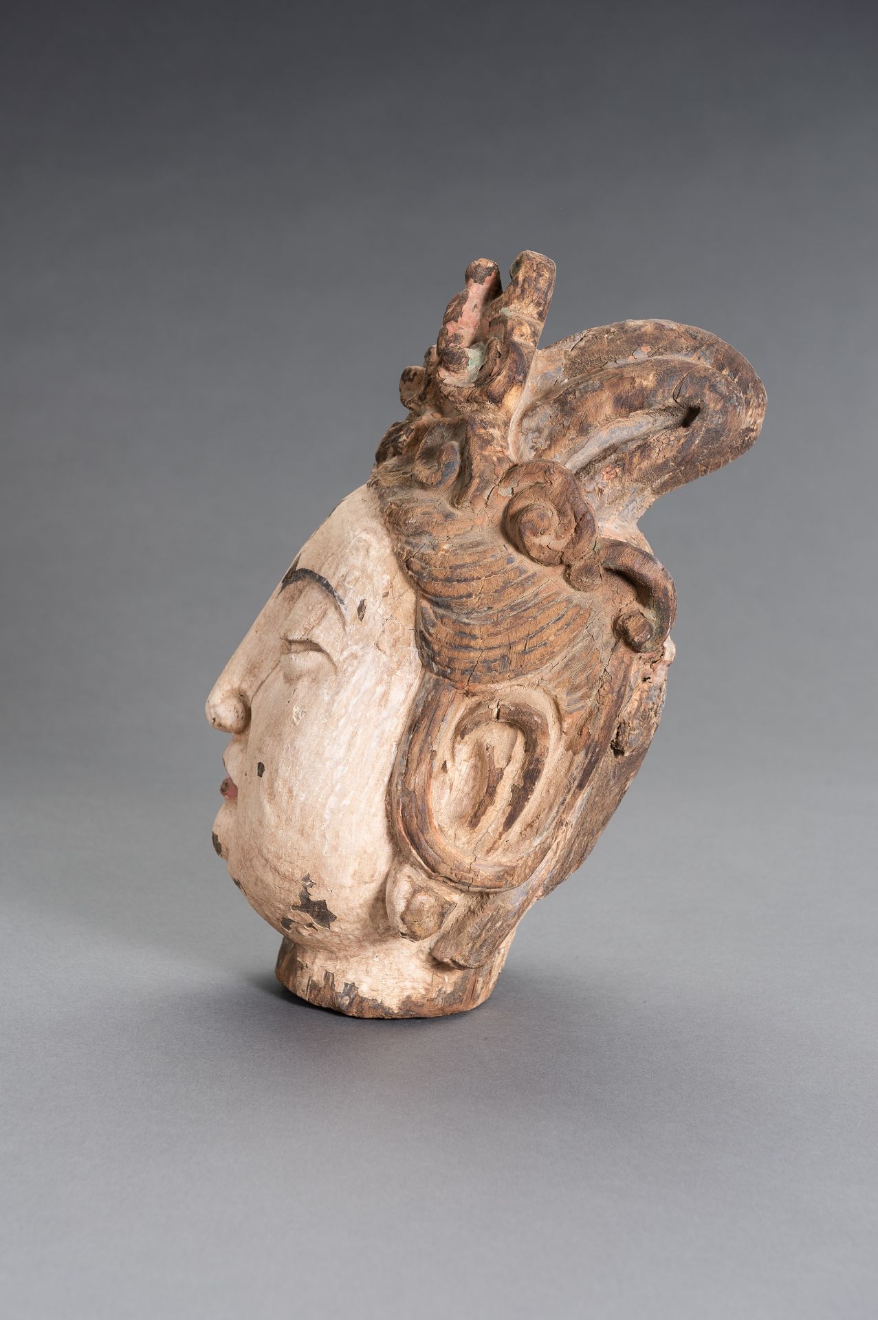 A CARVED POLYCHROME WOOD HEAD OF GUANYIN - Image 4 of 9