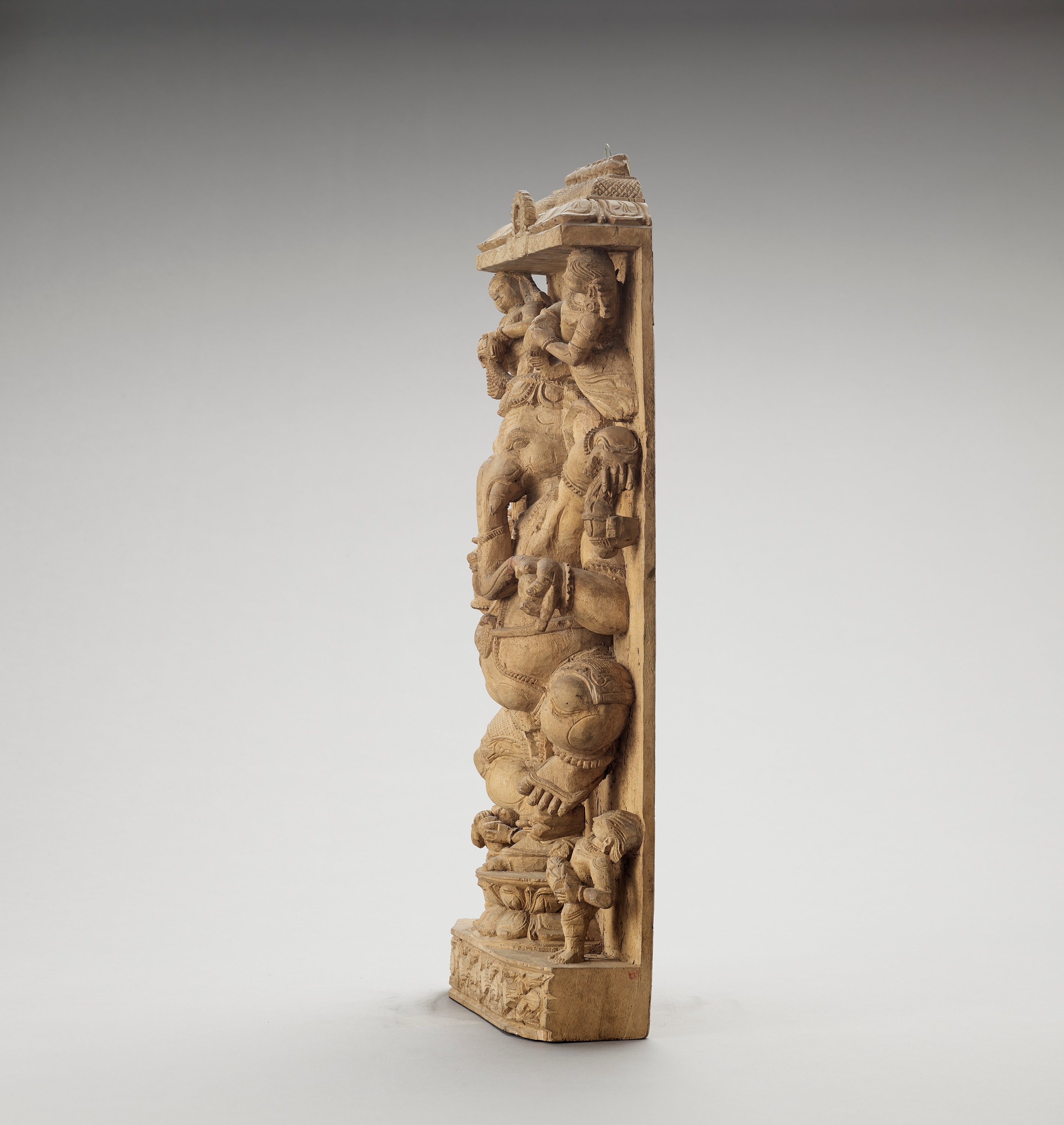 A CARVED WOOD STELE WITH GANESHA, 20TH CENTURY - Image 4 of 6