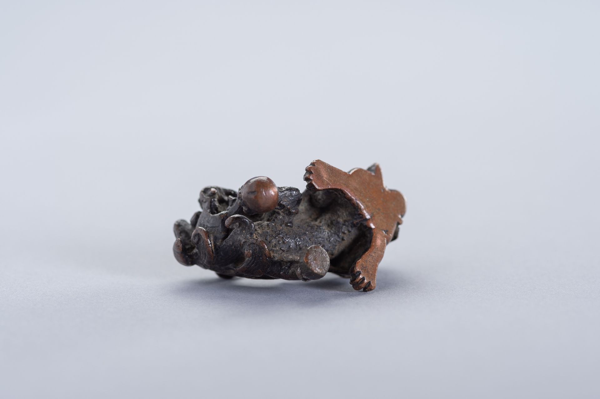 A MINIATURE BRONZE FIGURE OF A BUDDHIST LION - Image 10 of 10