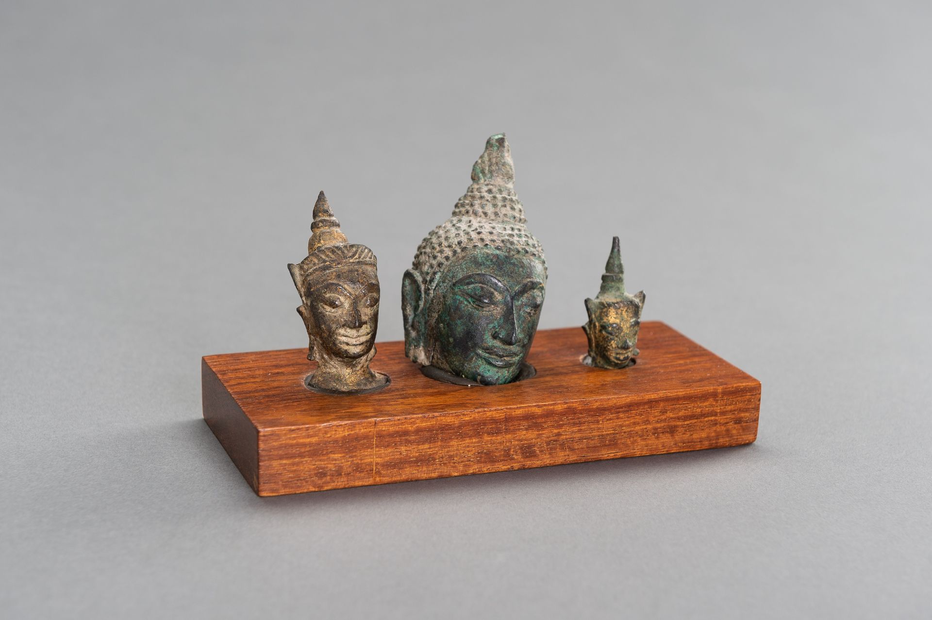 A LOT WITH FIVE SMALL BRONZE BUDDHA HEADS - Image 3 of 7