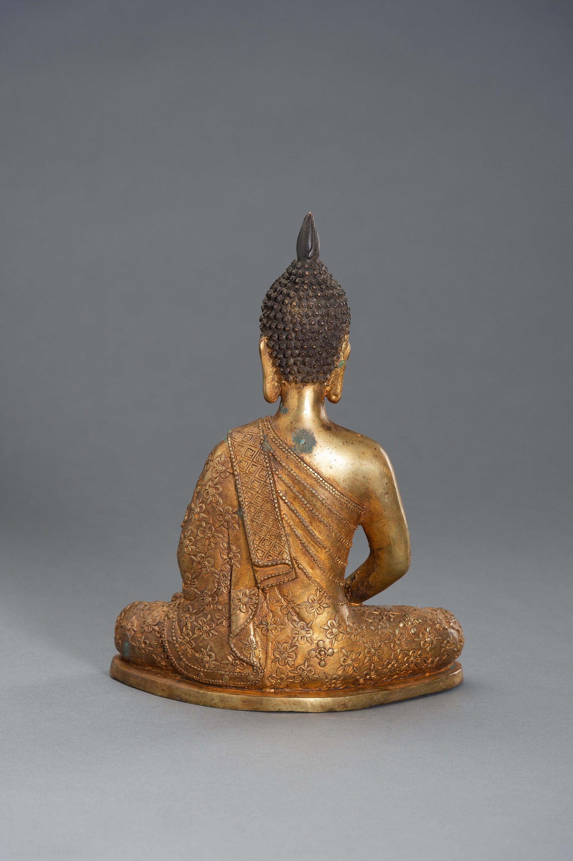 A GILT BRONZE BUDDHA - Image 6 of 8