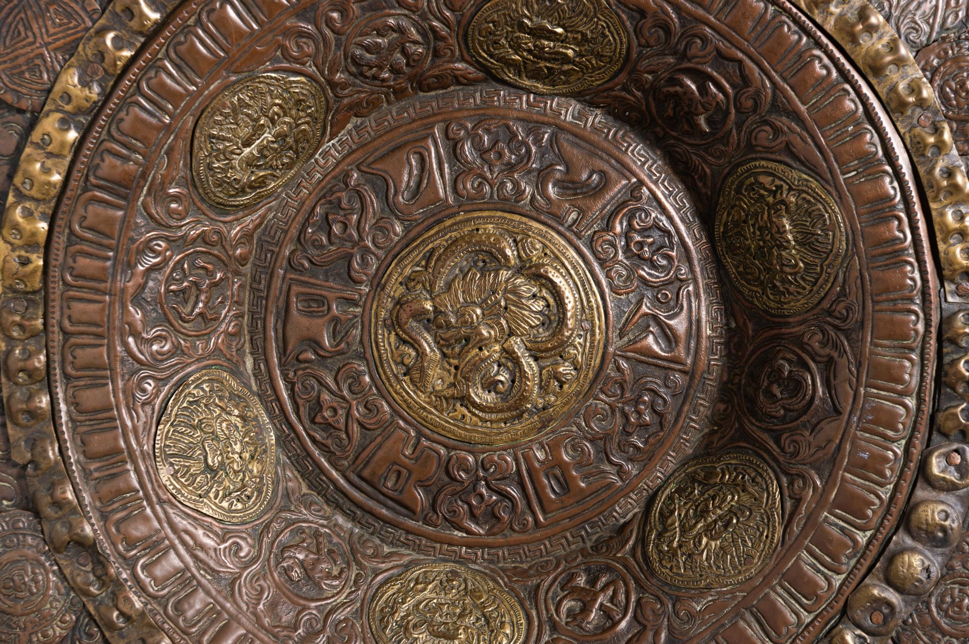 A LARGE COPPER REPOUSSE ALMS DISH - Image 9 of 11