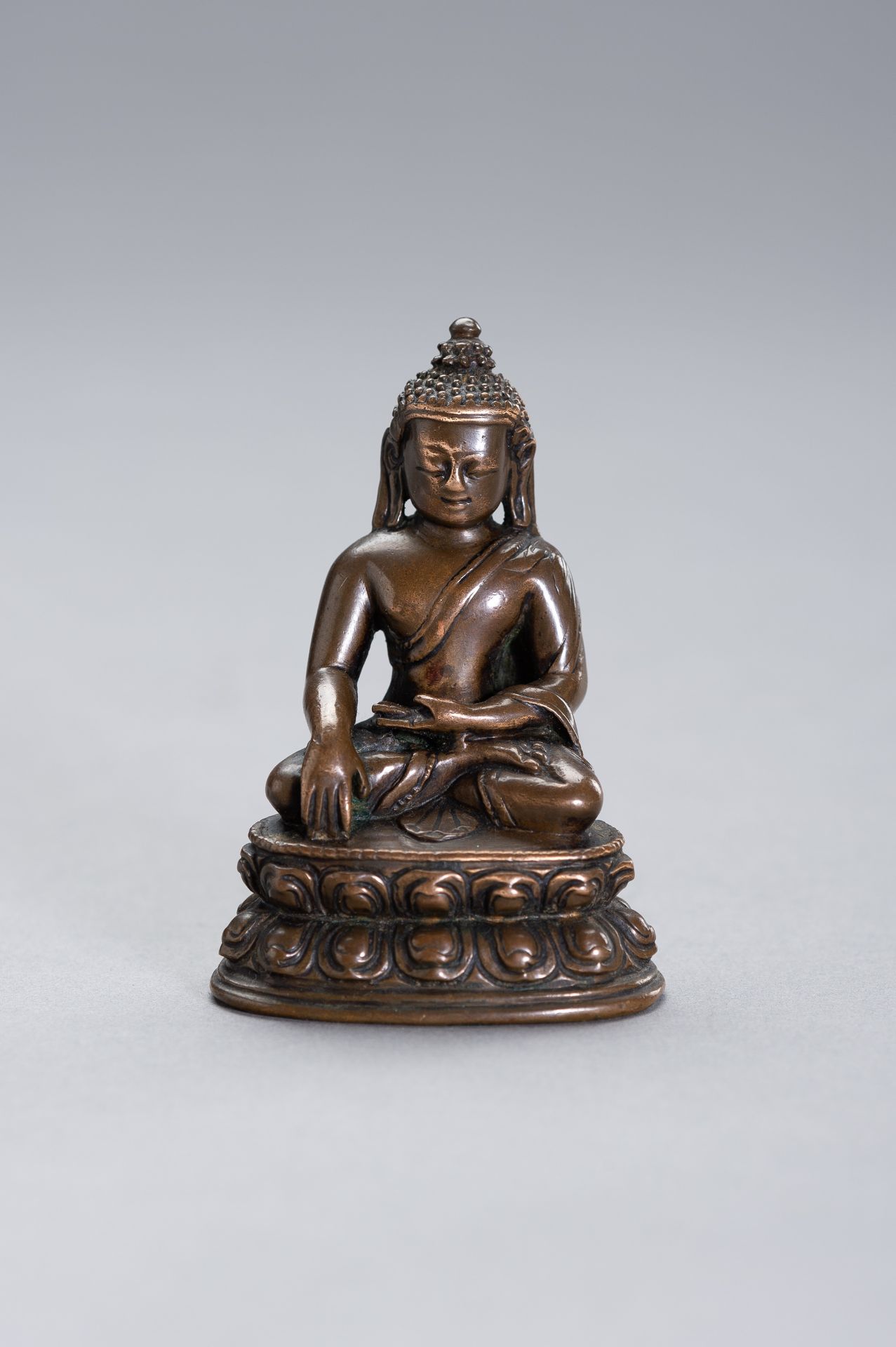 A COPPER BRONZE FIGURE OF BUDDHA SHAKYAMUNI