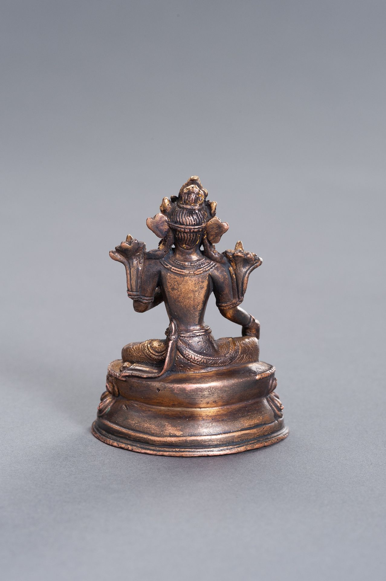 A GILT COPPER ALLOY FIGURE OF WHITE TARA, 18TH-19TH CENTURY - Image 7 of 8