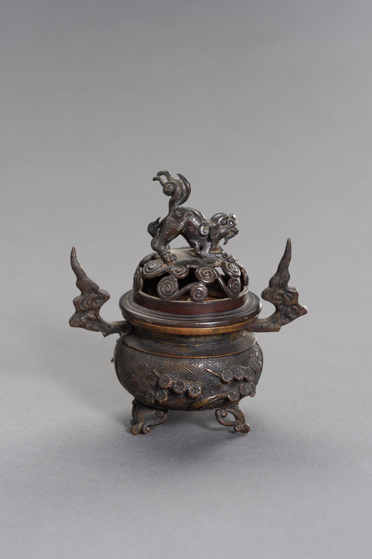 A CHINESE MINATURE BRONZE TRIPOD CENSER - Image 4 of 10