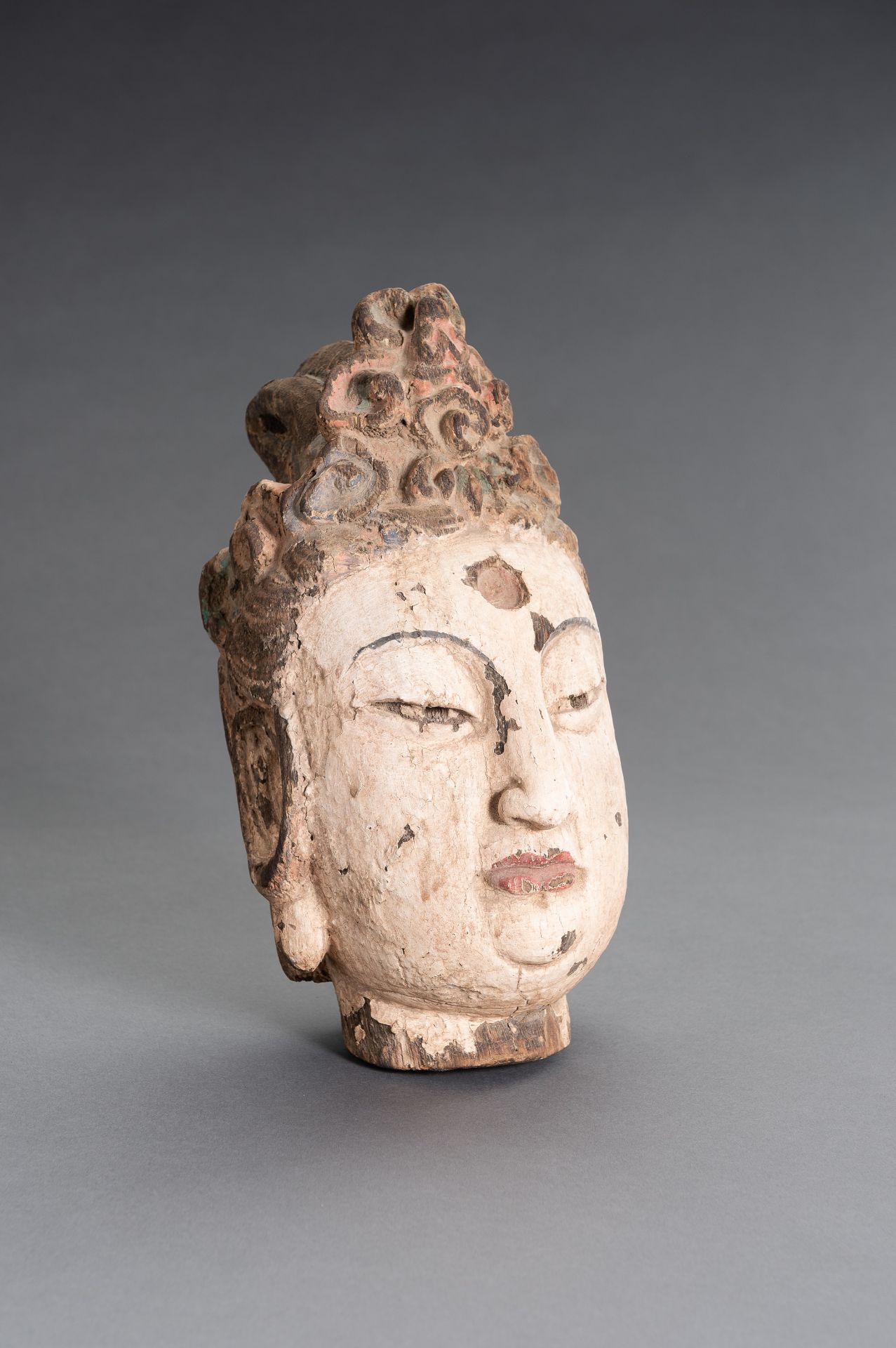 A CARVED POLYCHROME WOOD HEAD OF GUANYIN - Image 2 of 9