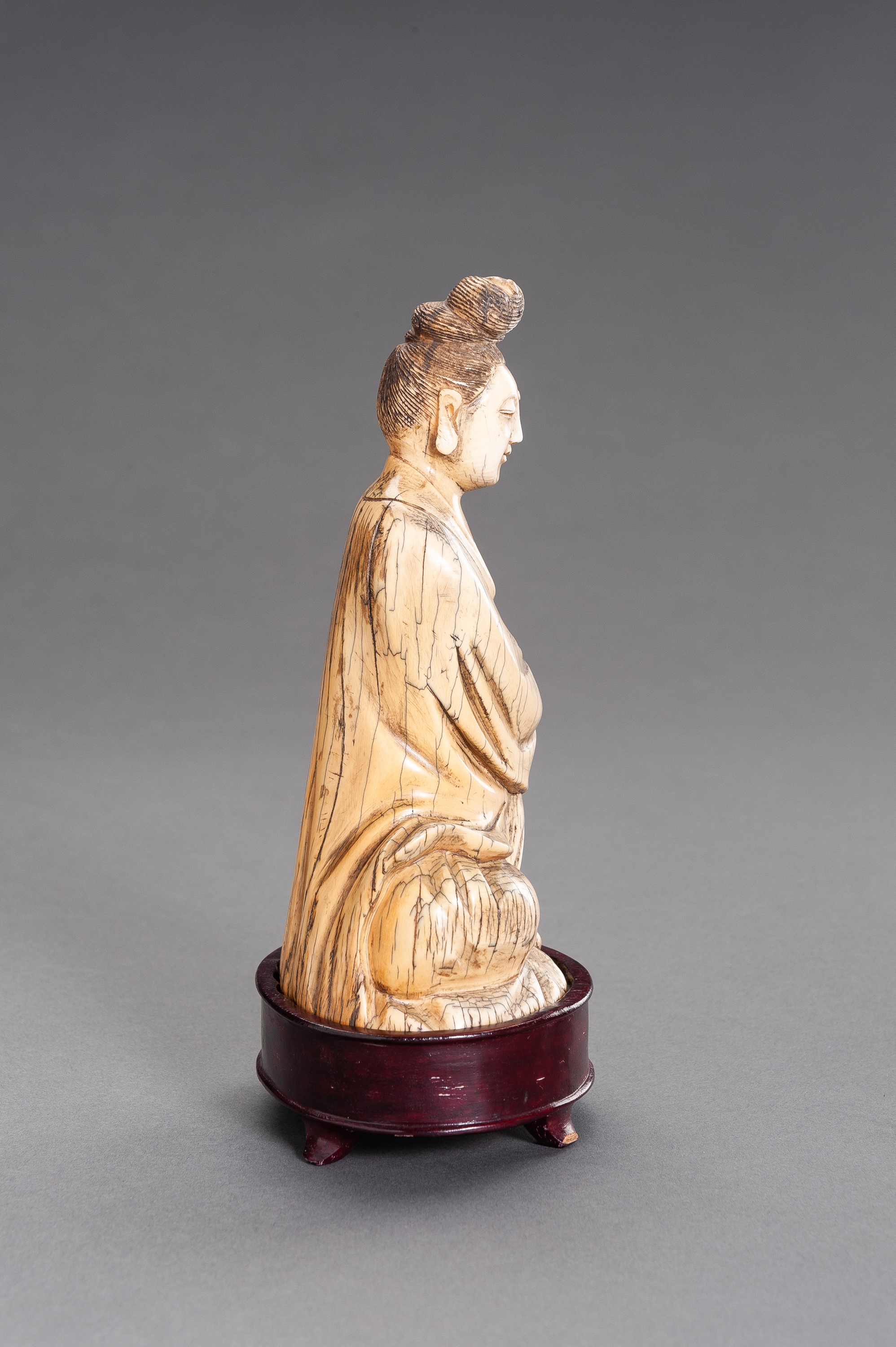 A MING-STYLE IVORY FIGURE OF GUANYIN, QING DYNASTY - Image 4 of 10