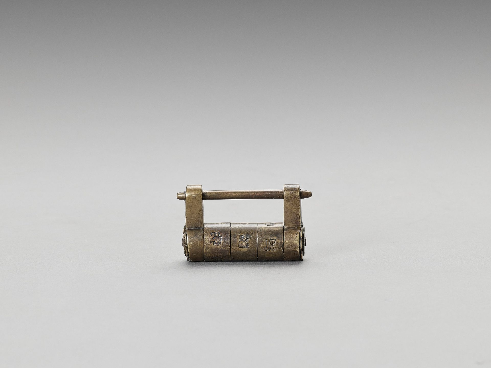 A FULLY FUNCTIONING CHINESE BRASS PADLOCK - Image 4 of 6