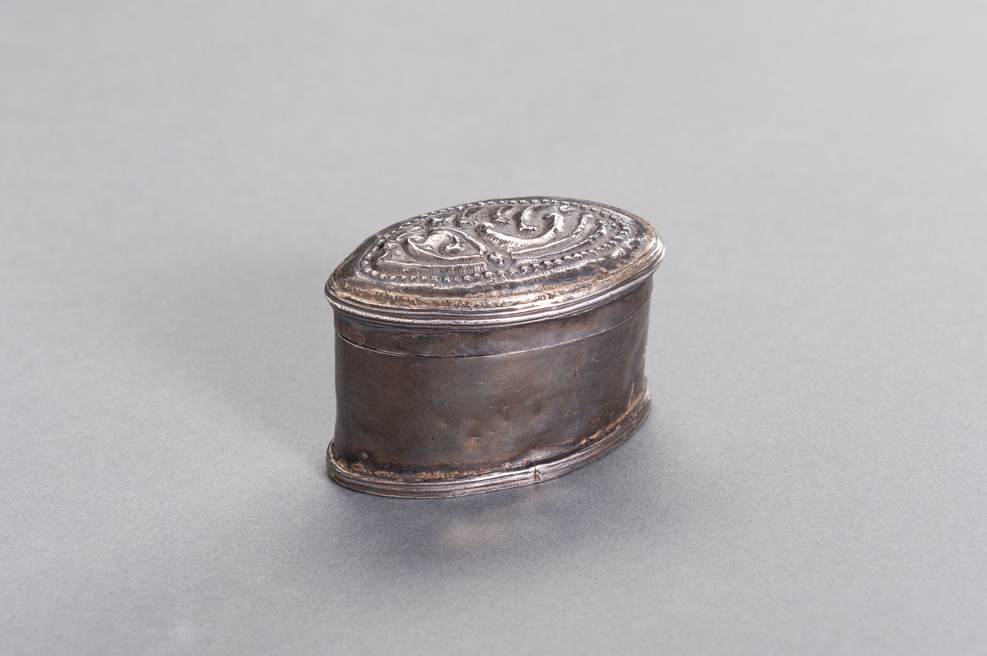 AN OVAL-SHAPED SILVER MEDICINE BOX - Image 2 of 7