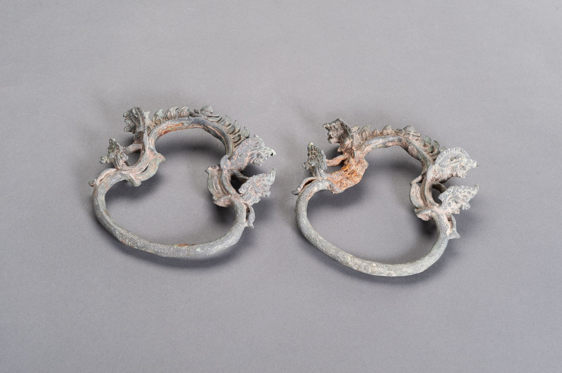 A PAIR OF KHMER BRONZE PALANQUIN RINGS - Image 5 of 8
