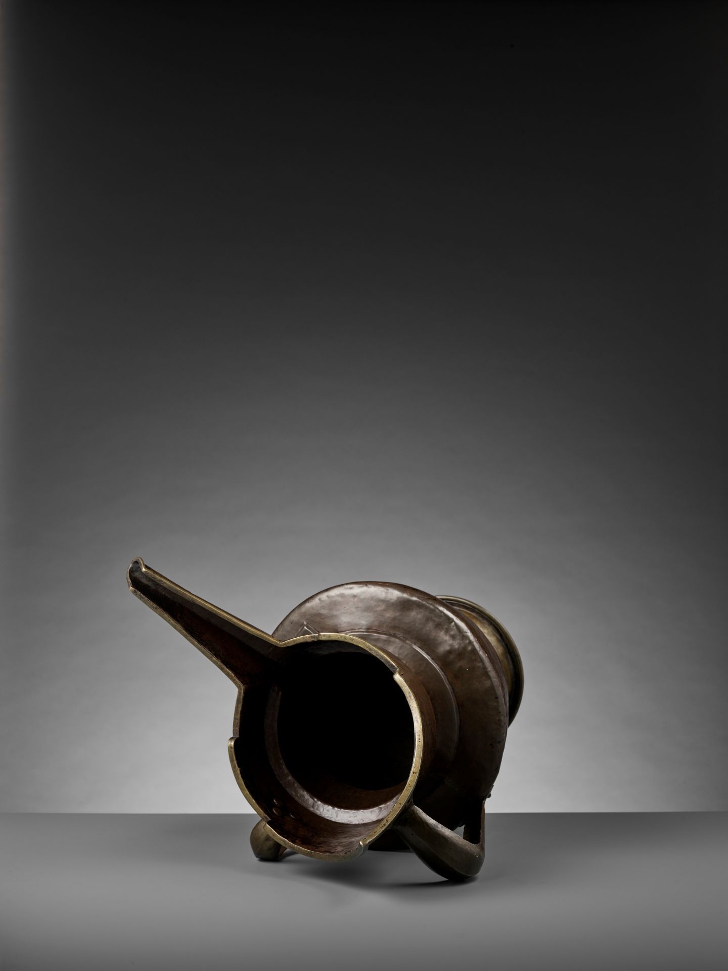 A TIBETAN-CHINESE PARCEL-GILT BRONZE 'MONK'S CAP' EWER, SENGMAOHU - Bild 12 aus 17