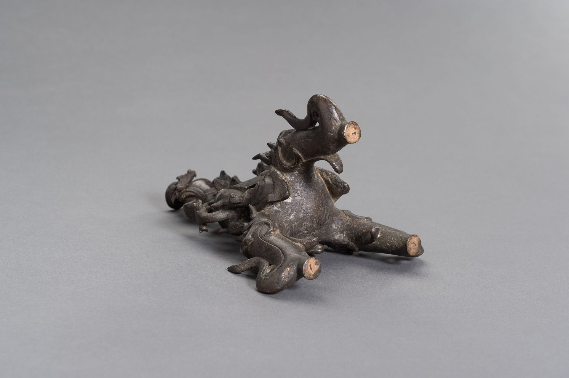A FIGURAL CHINESE BRONZE LAMP STAND - Image 8 of 9