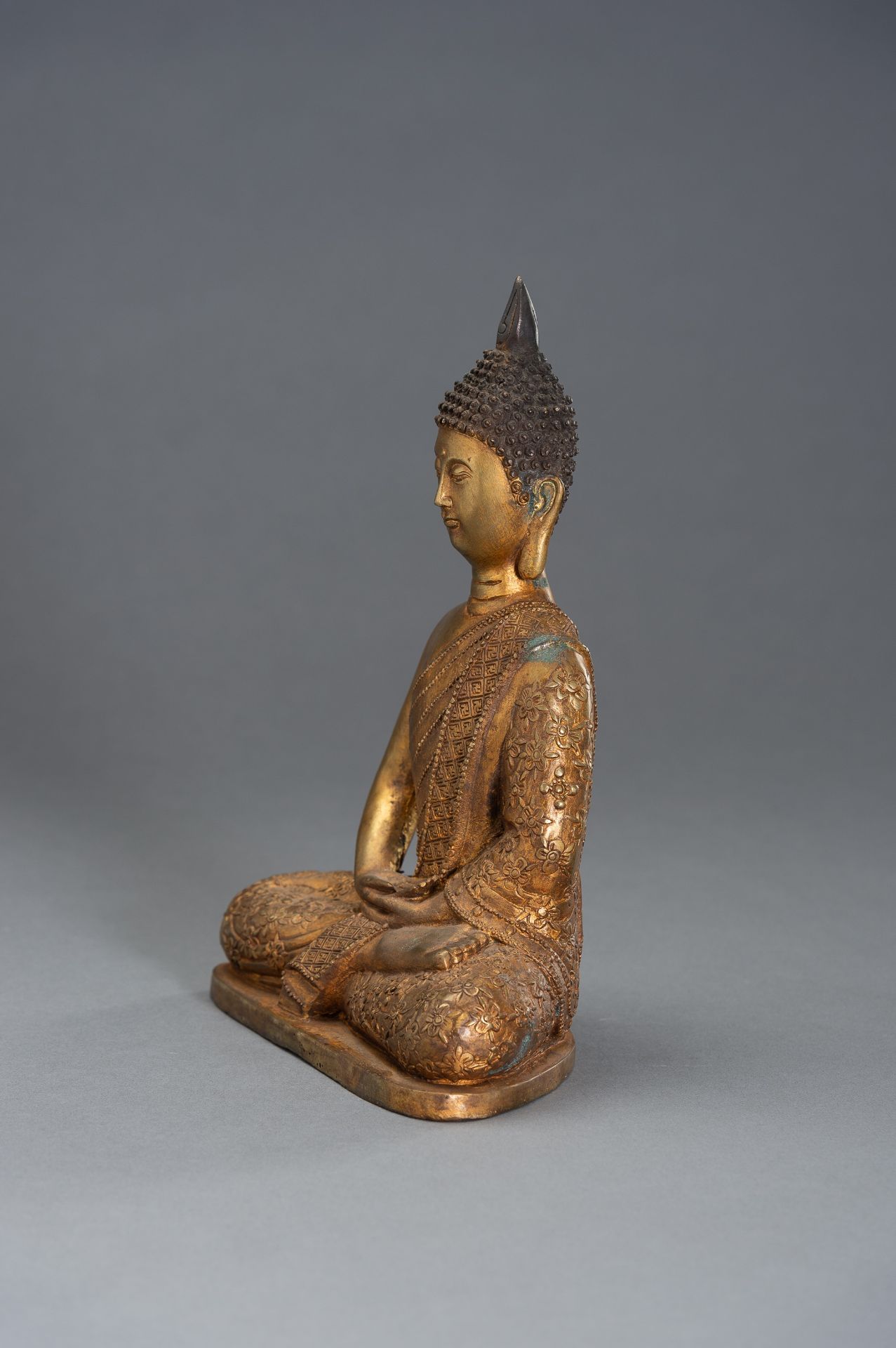 A GILT BRONZE BUDDHA - Image 3 of 8