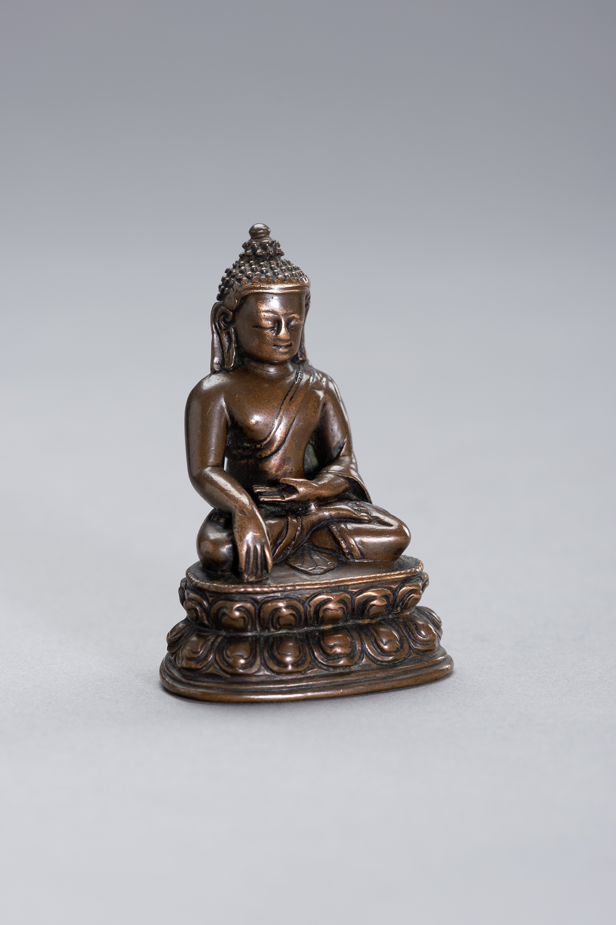 A COPPER BRONZE FIGURE OF BUDDHA SHAKYAMUNI - Image 5 of 9