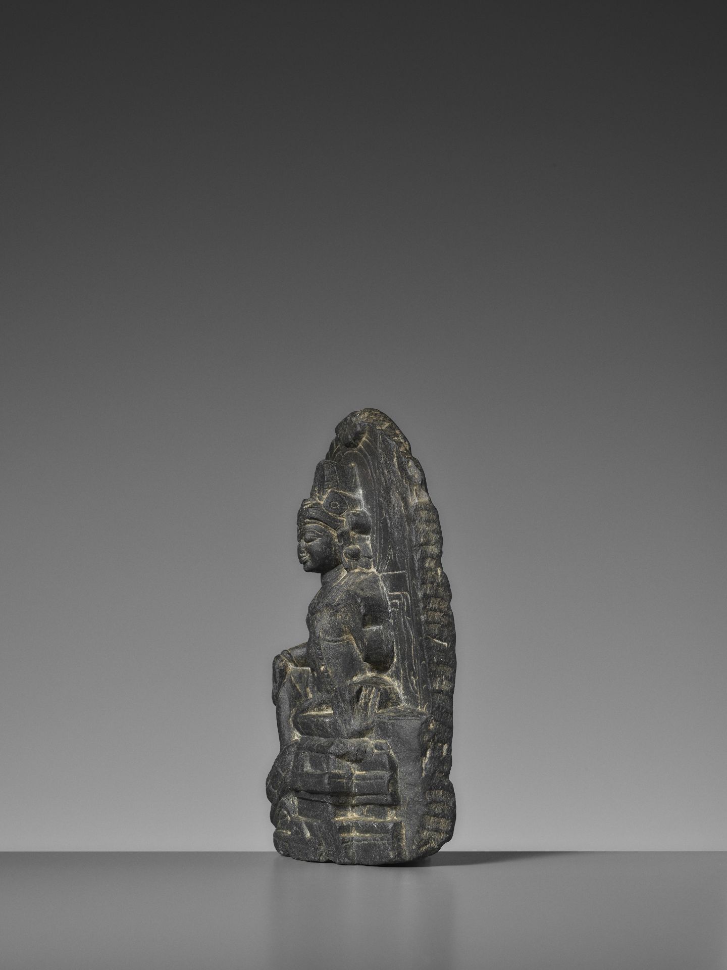 A SCHIST STELE OF BODHISATTVA AVALOKITESHVARA, PALA PERIOD - Image 5 of 9