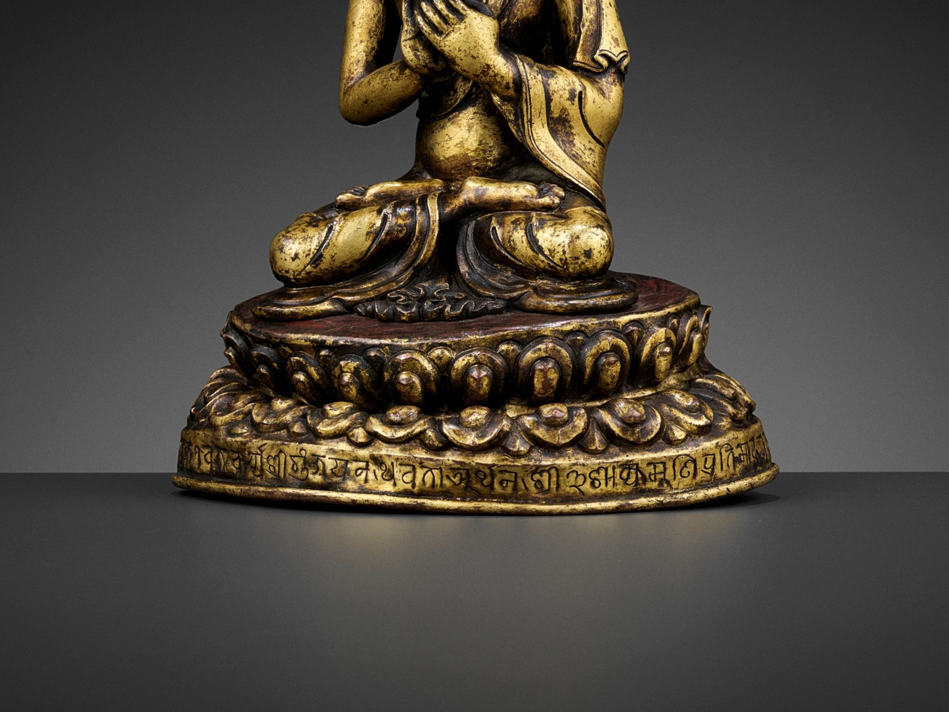 A GILT BRONZE FIGURE OF A CROWNED BUDDHA, DATED 1709 - Image 7 of 13