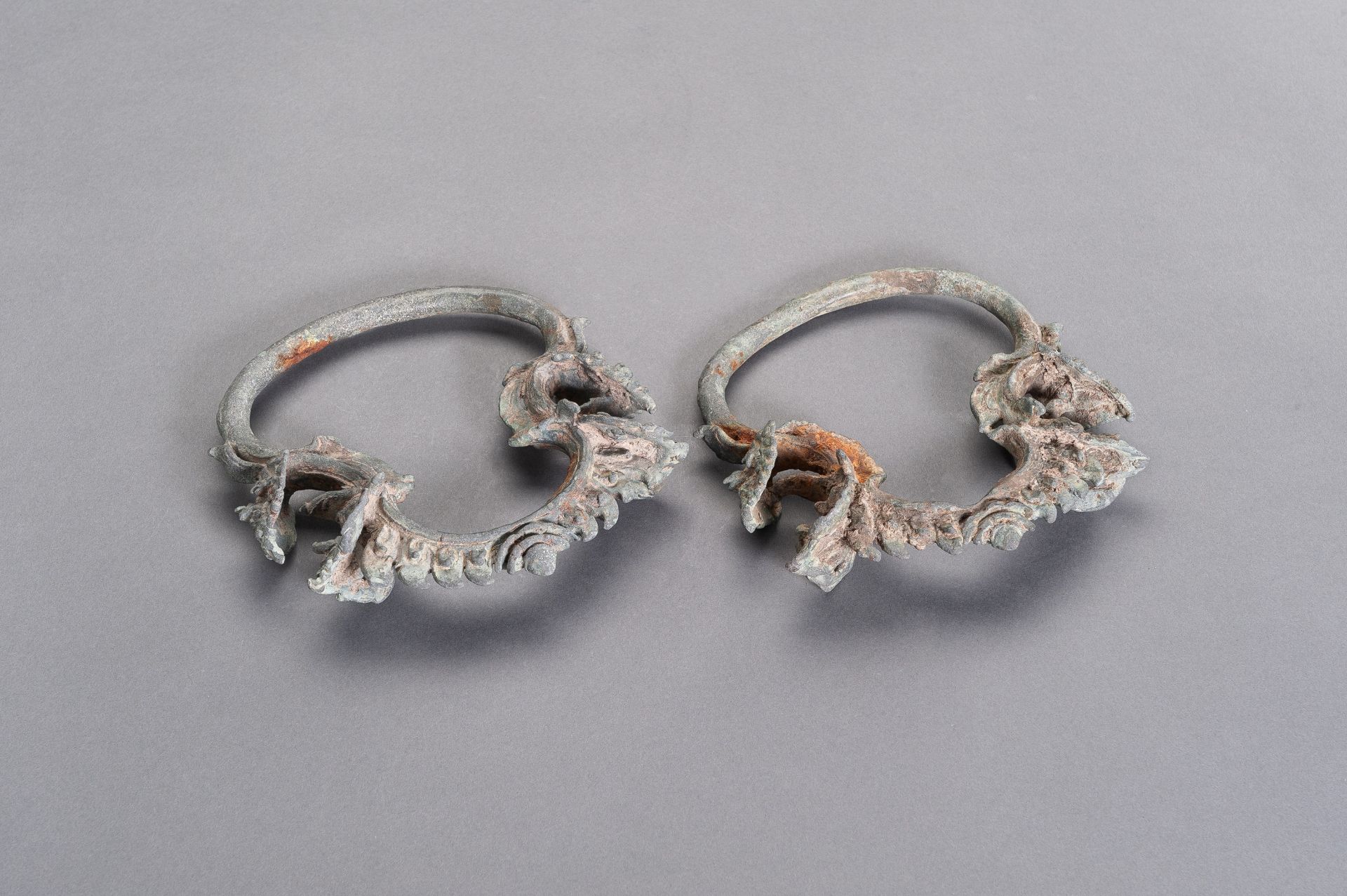 A PAIR OF KHMER BRONZE PALANQUIN RINGS - Image 2 of 8