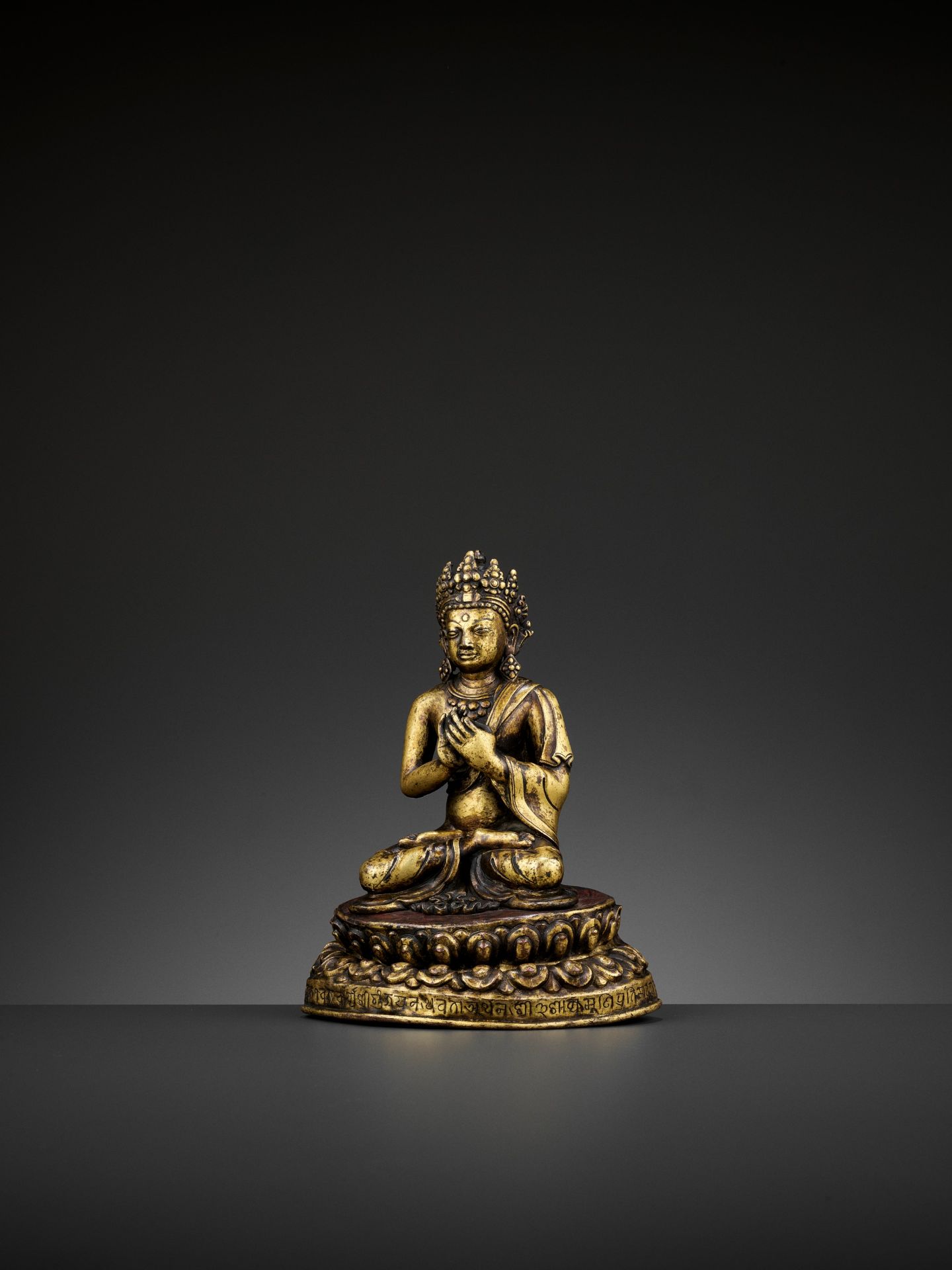 A GILT BRONZE FIGURE OF A CROWNED BUDDHA, DATED 1709 - Image 4 of 13