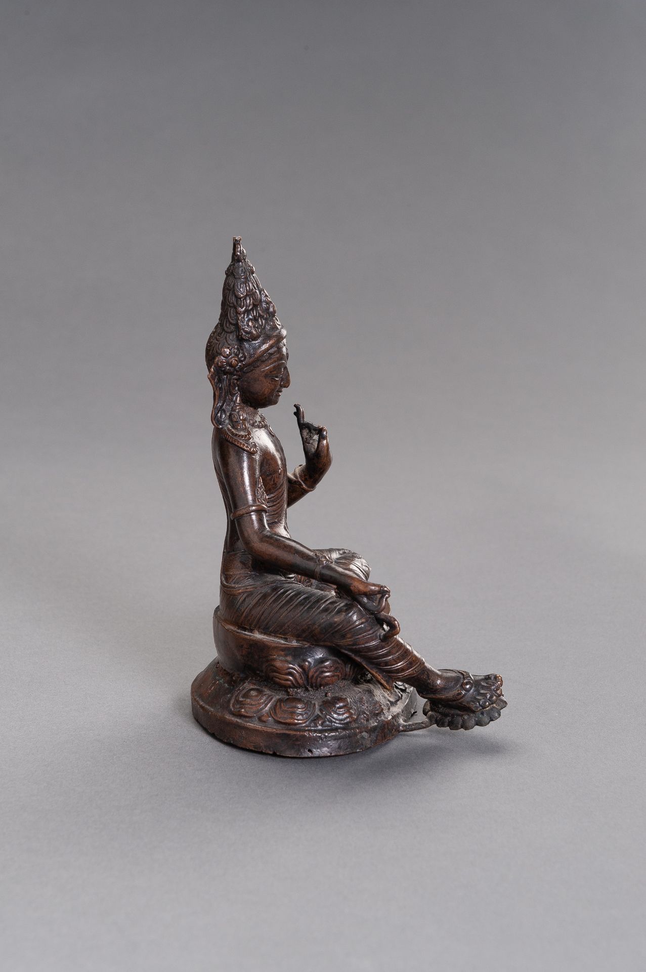 A COPPER ALLOY FIGURE OF PADMAPANI, 19TH CENTURY - Image 4 of 7