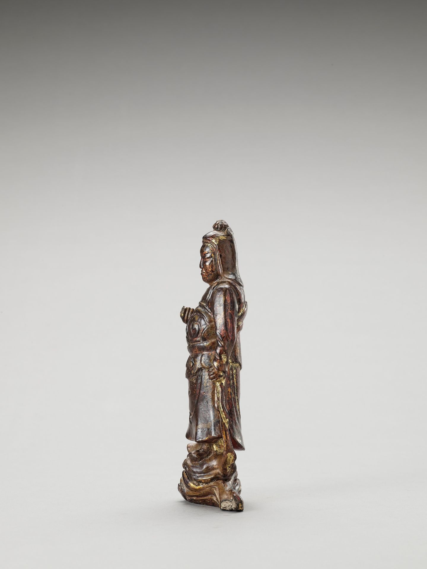 A GILT AND LACQUERED WOOD FIGURE OF A HEAVENLY KING, MING - Image 3 of 5