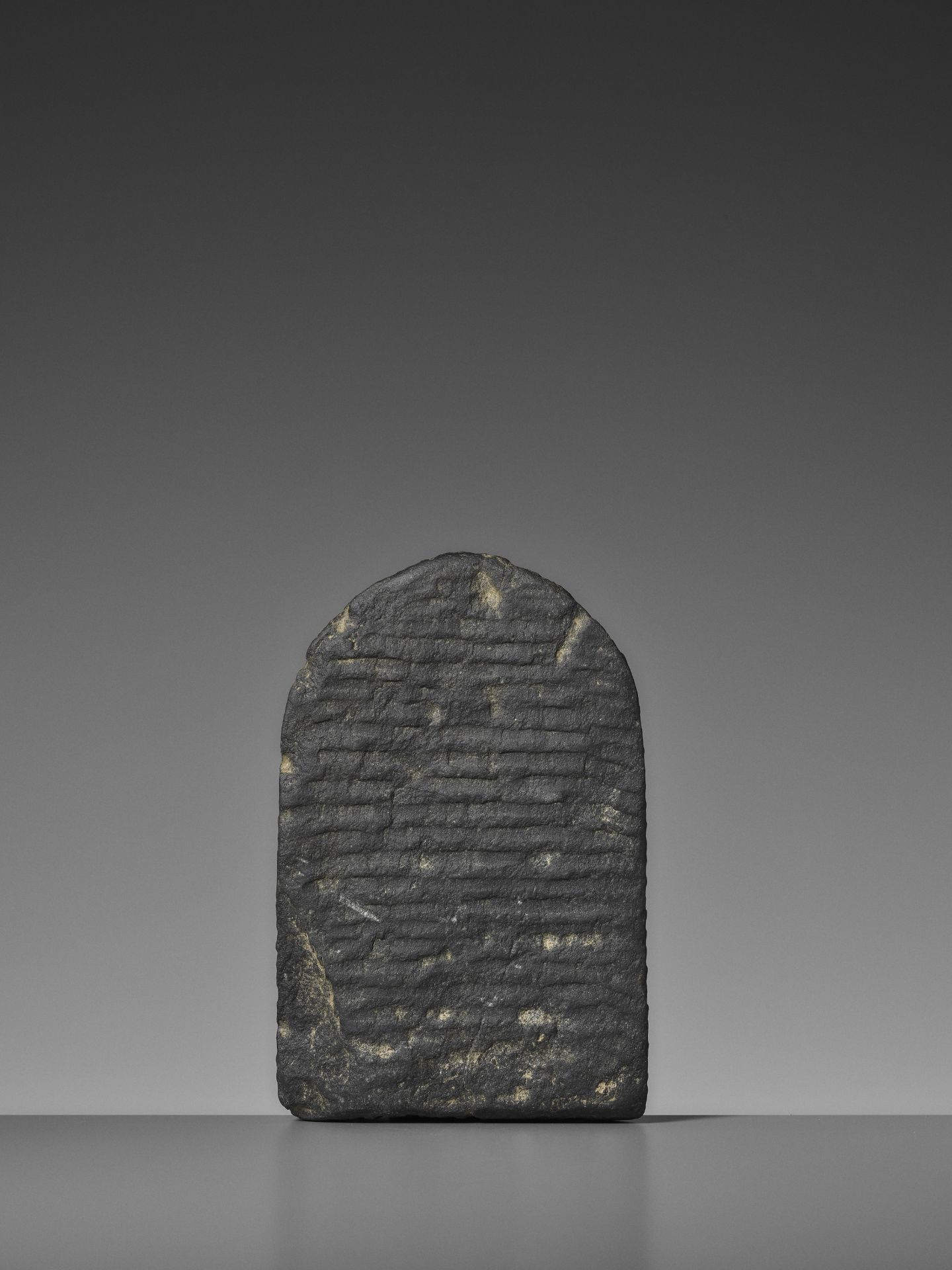 A SCHIST STELE OF BODHISATTVA AVALOKITESHVARA, PALA PERIOD - Image 6 of 9