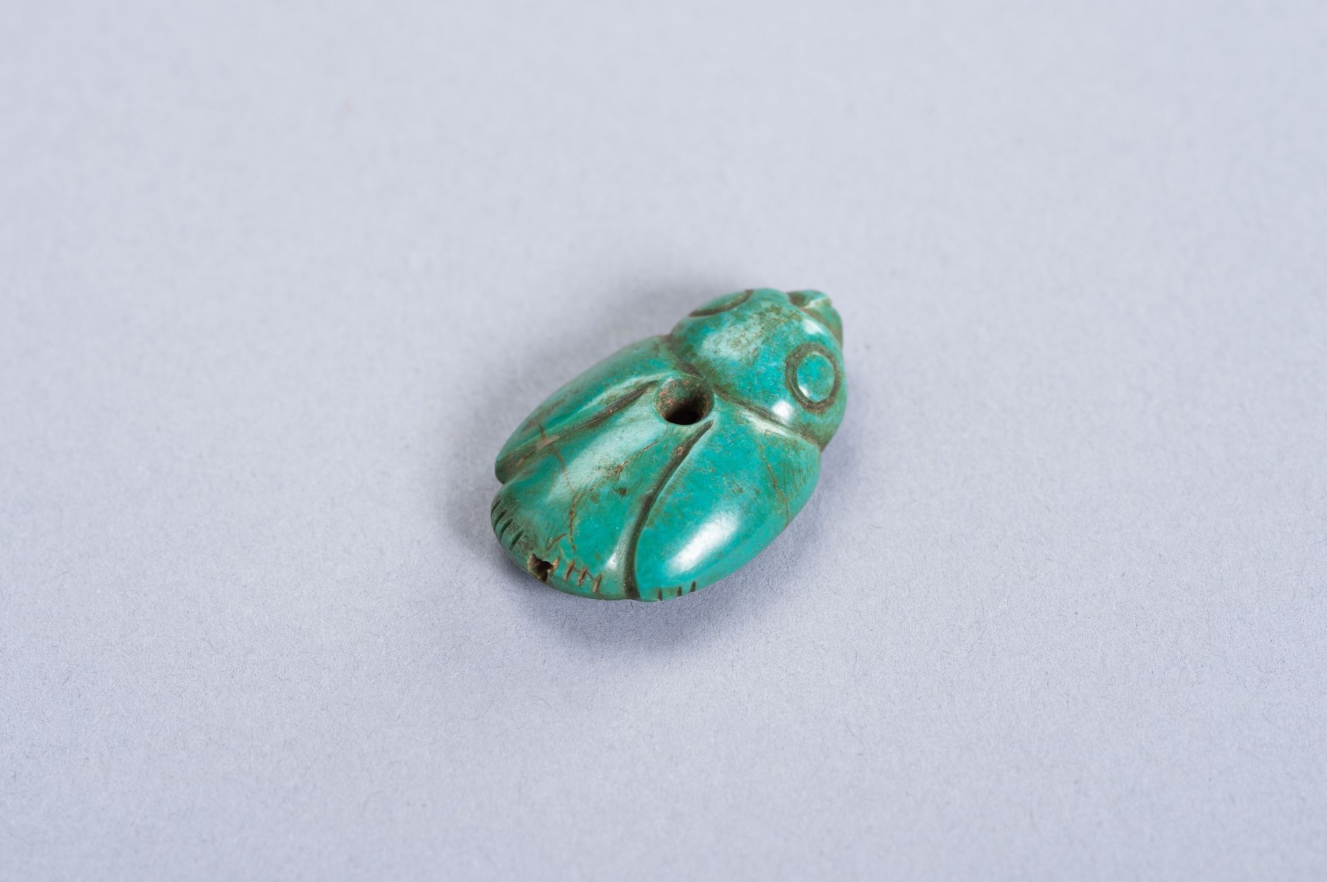 A TURQUOISE PENDANT OF A BIRD - Image 4 of 7