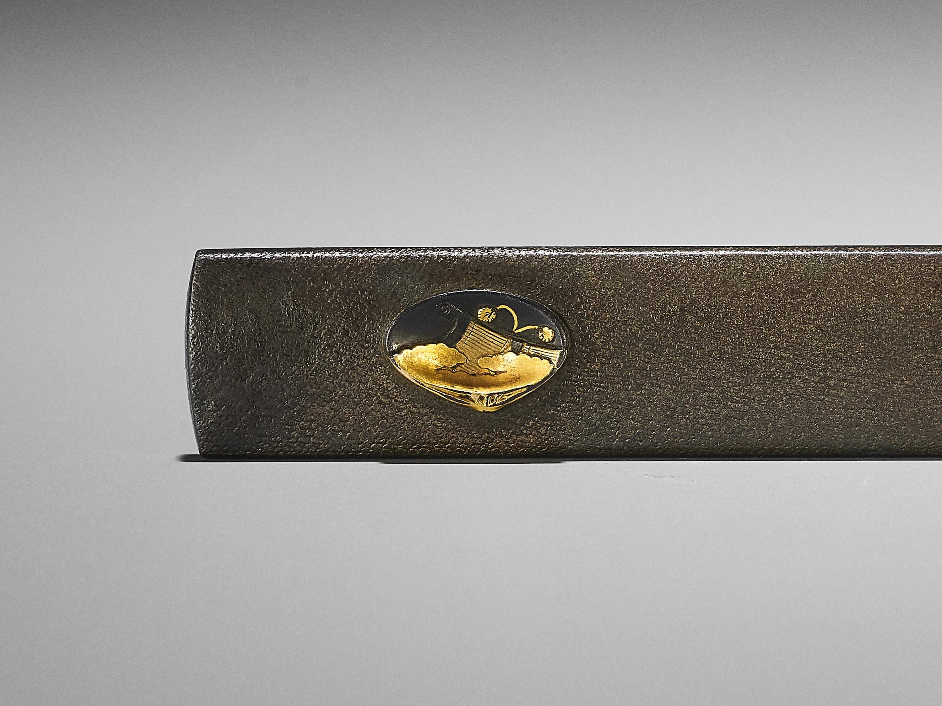 AN INLAID SHIBUICHI KOZUKA WITH SHELLS FOR KAI-AWASE (SHELL-MATCHING GAME) - Image 2 of 4