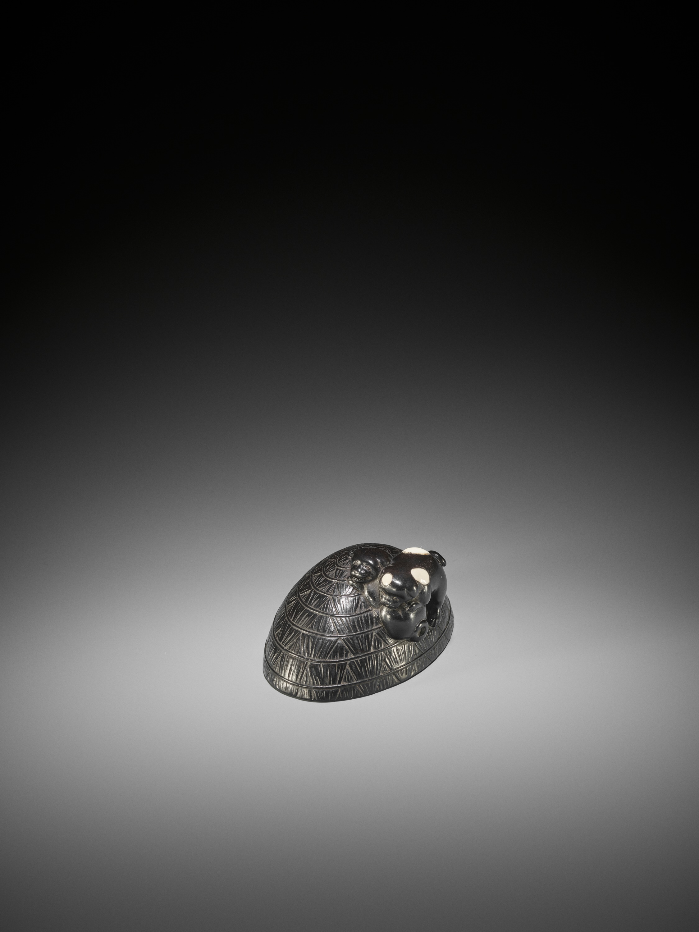 A LARGE INLAID EBONY WOOD NETSUKE OF PUPPIES ON A STRAW HAT - Image 10 of 11