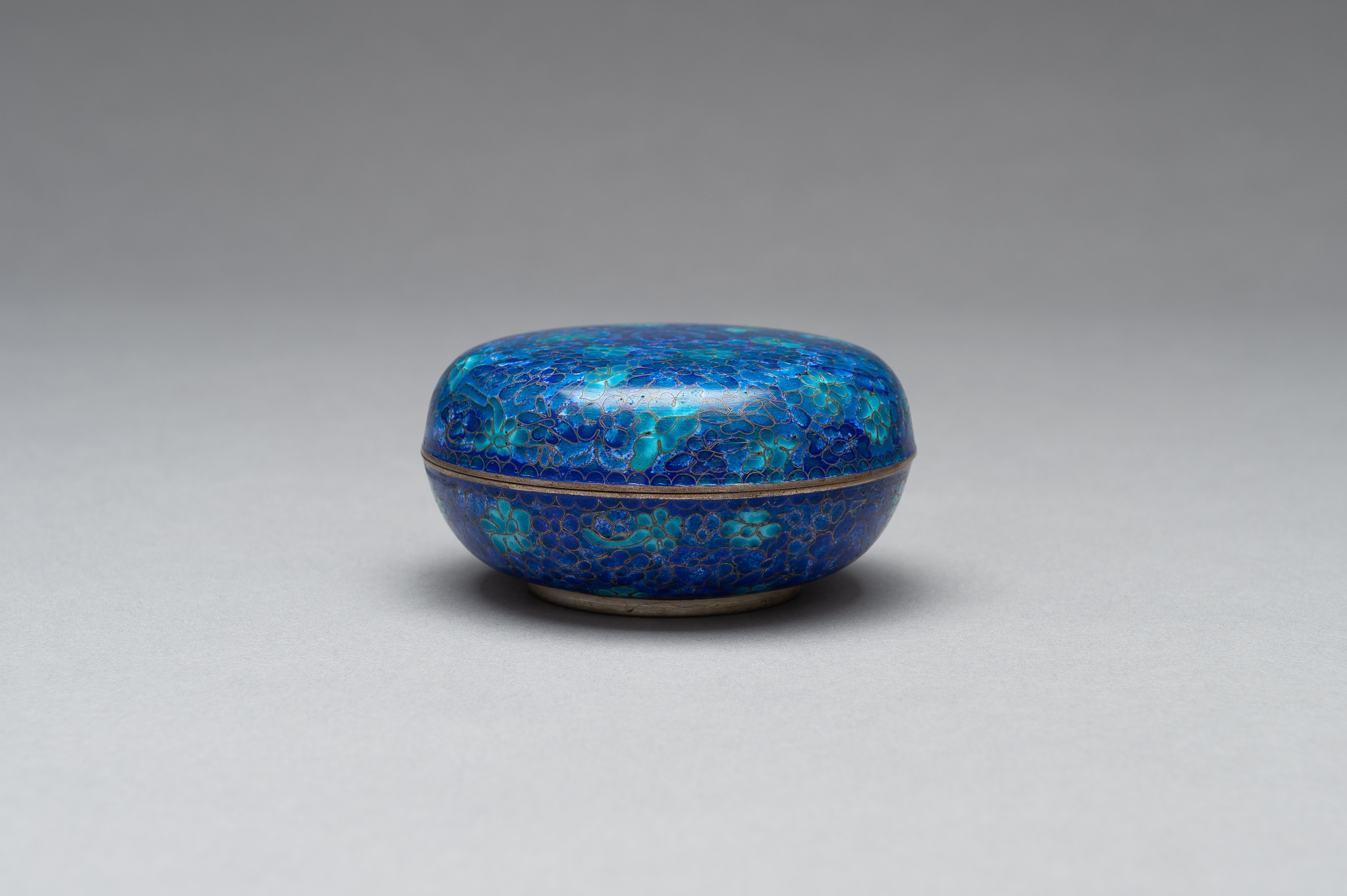 A LIDDED CLOISONNE BOX - Image 5 of 11