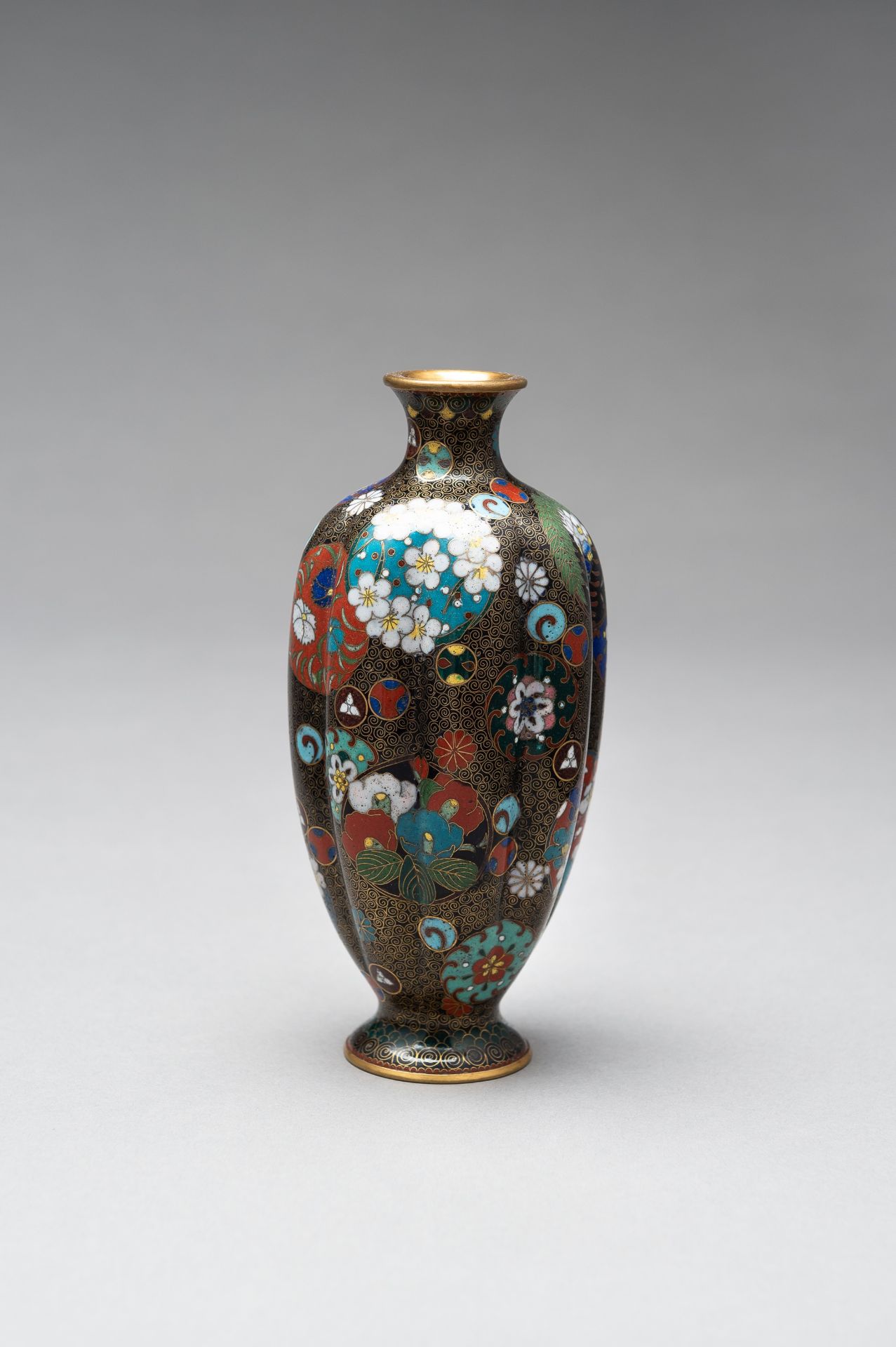 A CLOISONNE ENAMEL LOBED VASE - Image 2 of 9