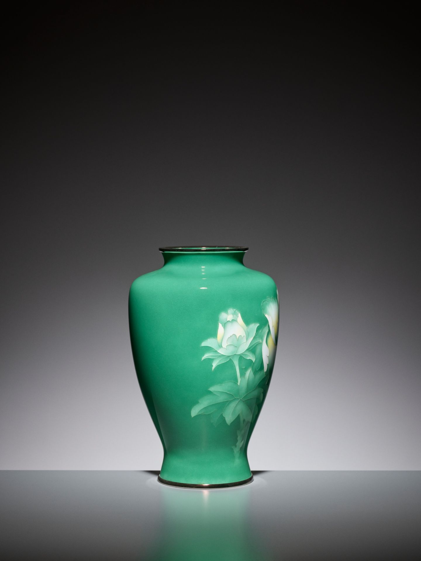 AN EMERALD GREEN CLOISONNE ENAMEL VASE WITH PEONY, ATTRIBUTED TO THE WORKSHOP OF ANDO JUBEI - Image 4 of 6